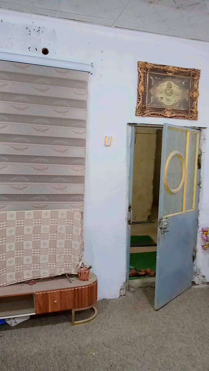 السلام وعليكم عندي  بيت تجاوز بلقبله حي القائم قرب جسر المعارض بشارع صيدلية ارض الجود مساحه ١٠٠متر بيغرفه جبيره ومطبخ جبير و وهول وطارمه سقفه سندويج جديد كامل ماء ومجاري وكهرباء منطقه هادئه ونظيفه مقابله بيوت طابو السعر ١٠مليون وبي مجال للاستفسار***********
