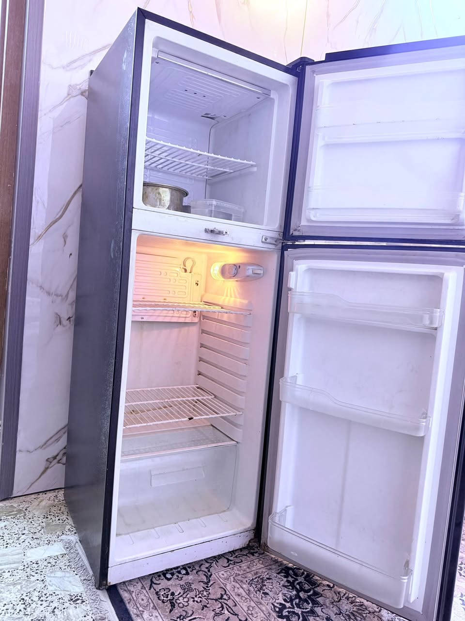ثلاجه نضيفة جدا جدا يعني استعمال قليل وتجميدها فول مابيها اي ملاحضه ولا مصلحه سعرهـا ١٥٠ الف فقـط  …. مكاني المشتل 
اتصال او واتساب ***********

