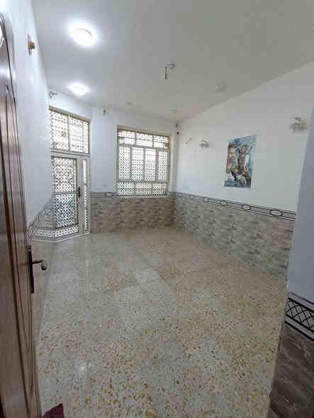 للبيع  مشتمل طابو زراعي سند 25 مساحه 105متر واجهه 9 طابق واحد محتوياته غرفه وصاله ومطبخ وكليدور مجمع صحيات داخليه وخارجية ومناور عدد 2 تبليط عرض الشارع 9متر موقع جدا ممتاز  العنوان زوير الغربي خلف بانزين خانه بته منطقة مخدومه بالمجاري
 السعر 97 قابل للتفاوض مكتب الشمس للعقار  
*********** وات ساب 
***********
ملاحظه استلام مباشر البيت فارغ حالياً ممكن تأخذه استثمار لايقل وارد شهري 350الف
