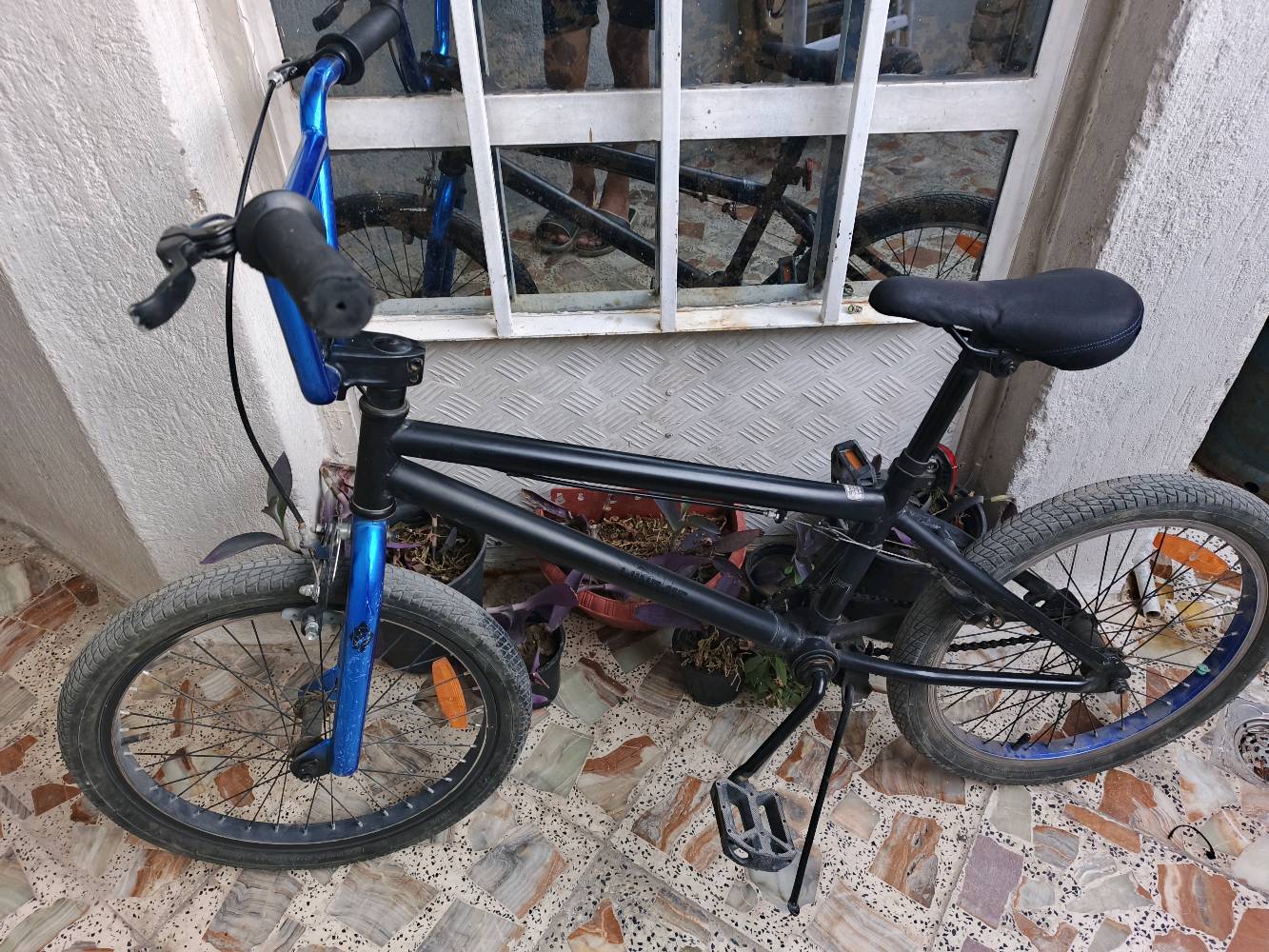 BMXمختم الماني بي شويه طخات مستعمل شهرين السعر ١٣٠ وبي مجال بسيط واتس:***********