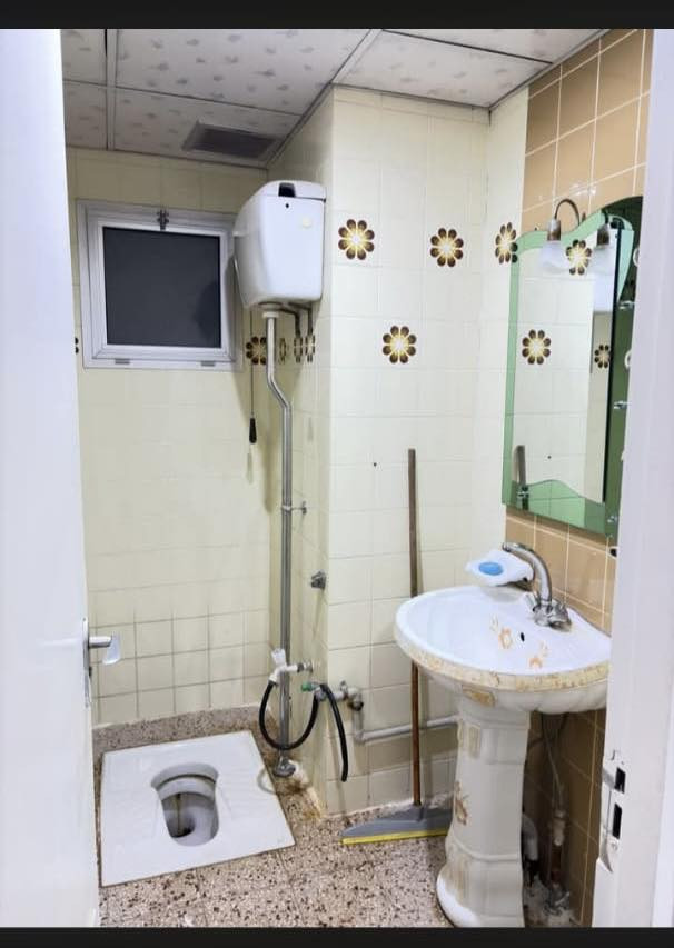 شقه للبيع 

طابق ثالث في حي الثالث 3 غرف

على ساحه مع مساحه حديقه وكراج

السعر 67 مليون وبيها مجال

للتواصل ☎️ ***********
***********
