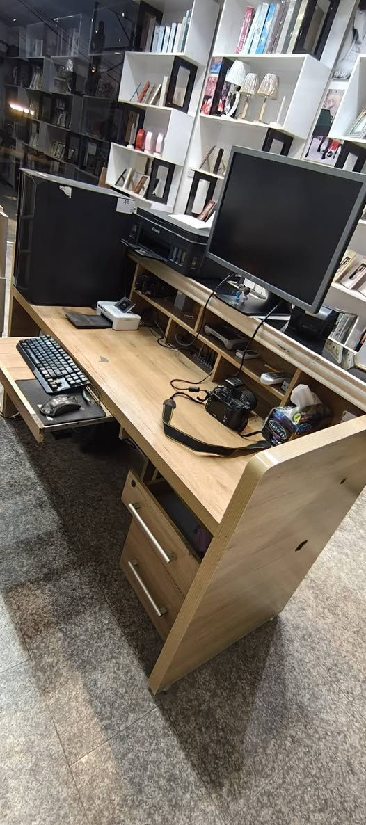 سلام عليكم ميز للبيع مثل مموضح بصوره 
تخم للبيع 
الاستفسار خاص  او   ***********/***********
