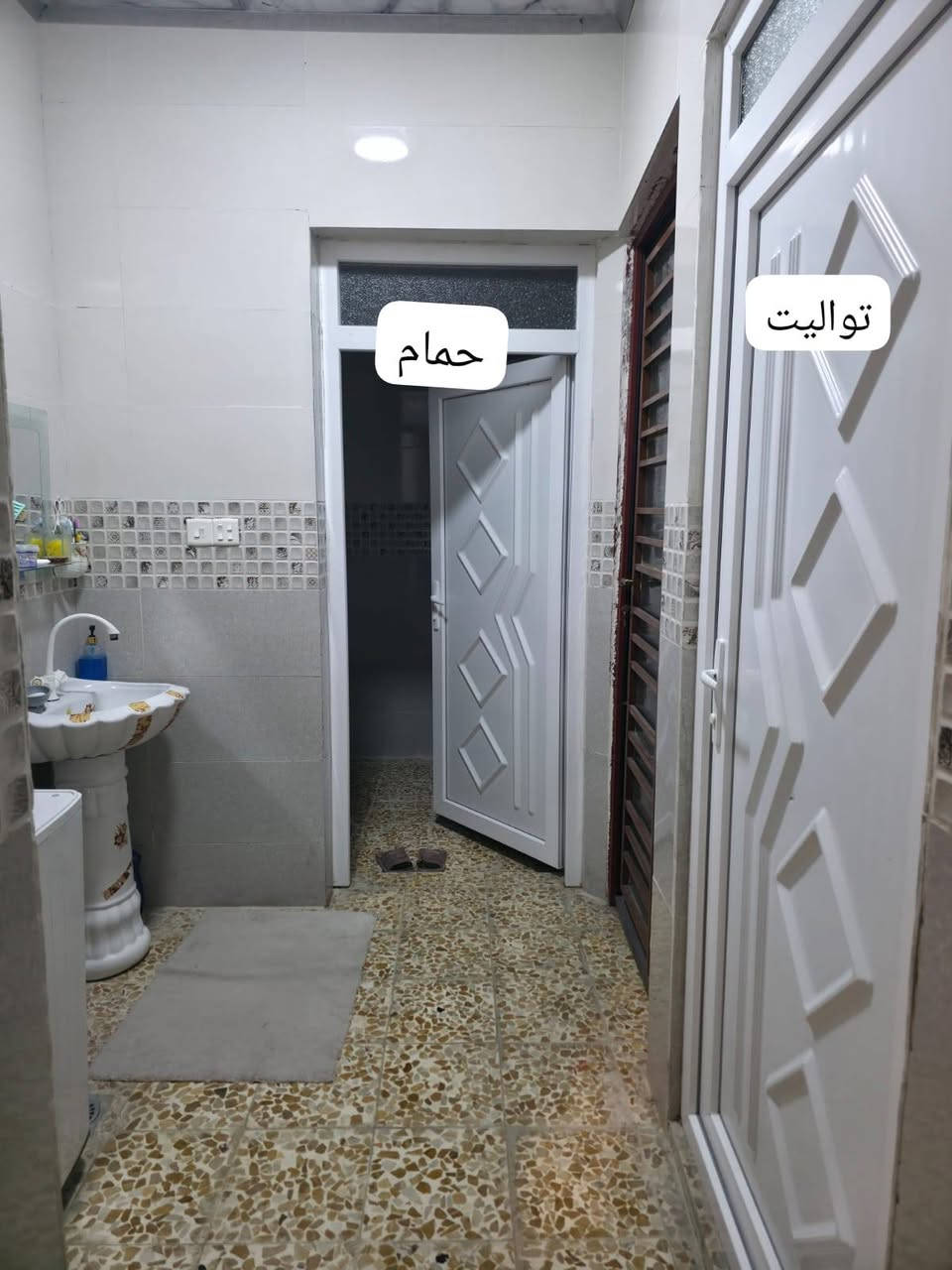 سلام وعليكم: بيت في حي الزيتون 200متر على شارع ادهوك مجاور  مدرسة نبأ العظيم 150متر واجه 10 العمق 15 غرفتين نوم ومشتملات هول استقبال بناء حديث ماء كهرباء فولل تواصل عل رقم ***********كورك... اسيا ***********
