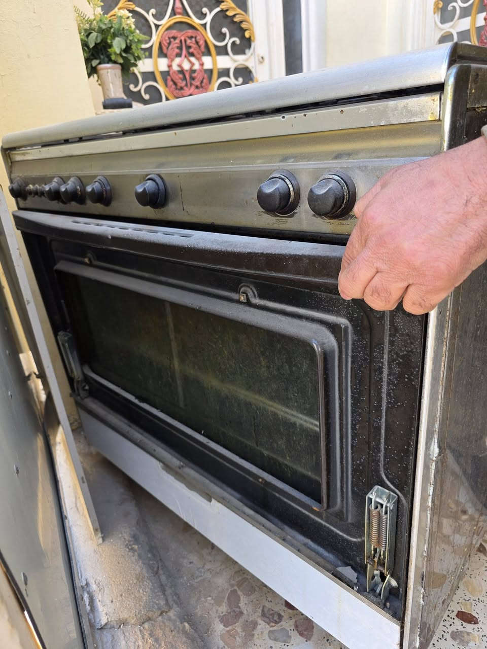 طباخ كريازي  مابي  اي نقص كلشي شغال بي وفقط جامه جوه الاماميه مكسوره فقط ونظيف  مرتب   مكان تواجد بحي ميسان يم الجوهرة العرب *********** سعر المطلوب 150وبي مجال حك جيه فقط والعفو جامة الشوي موجوده فقط منظر  خارجيه مكسوره
