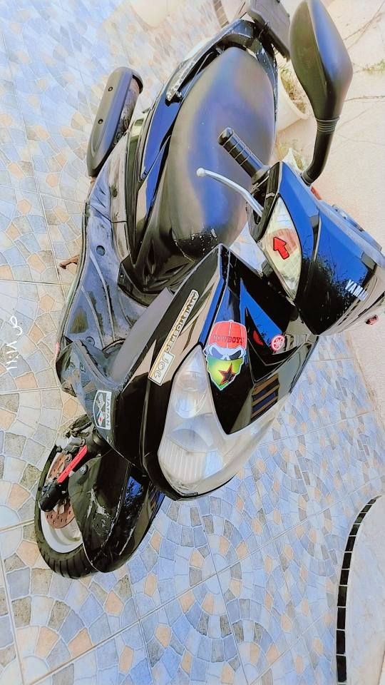 سلام عليكم 
سكنس فحل ياباني قبغ نفخ خطين
ستاند كهربائي حديث
دهن كله اصلي
دراجه مال جناي 
الدراجه شركة  
نكره سلف لون اسود  
باتري كهربائيات كلها شغاله شركة
علماً بدلت تخم تاير فيتنامي اصلي
*********** بعقوبة, ديالى
