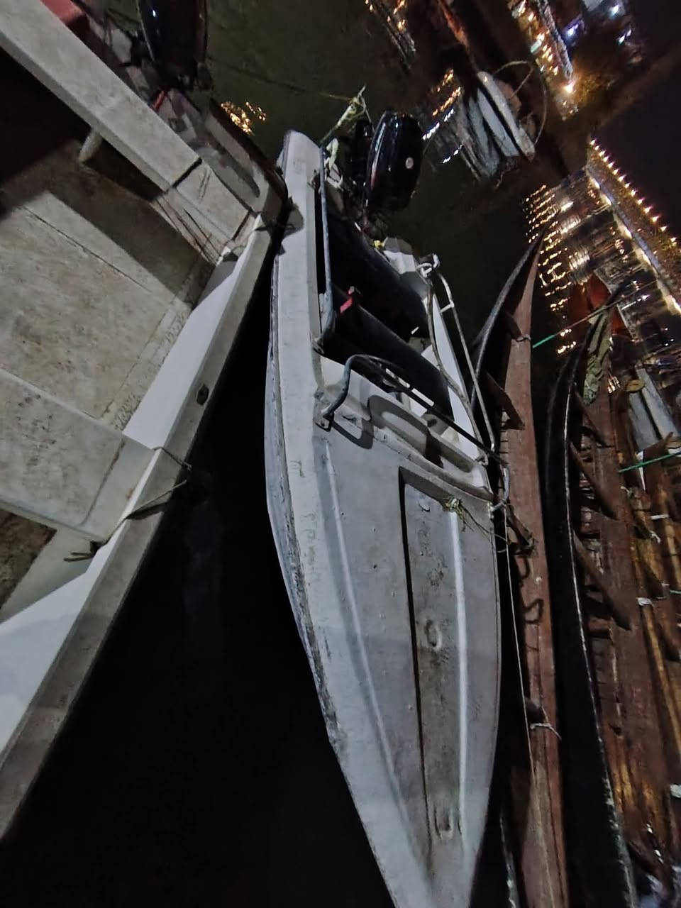 زورق للبيع بدون مكينه 800بدون ستيرن موجود بل كورنيش عشار *********** يذا هوه والمحرك 2مليون 600
