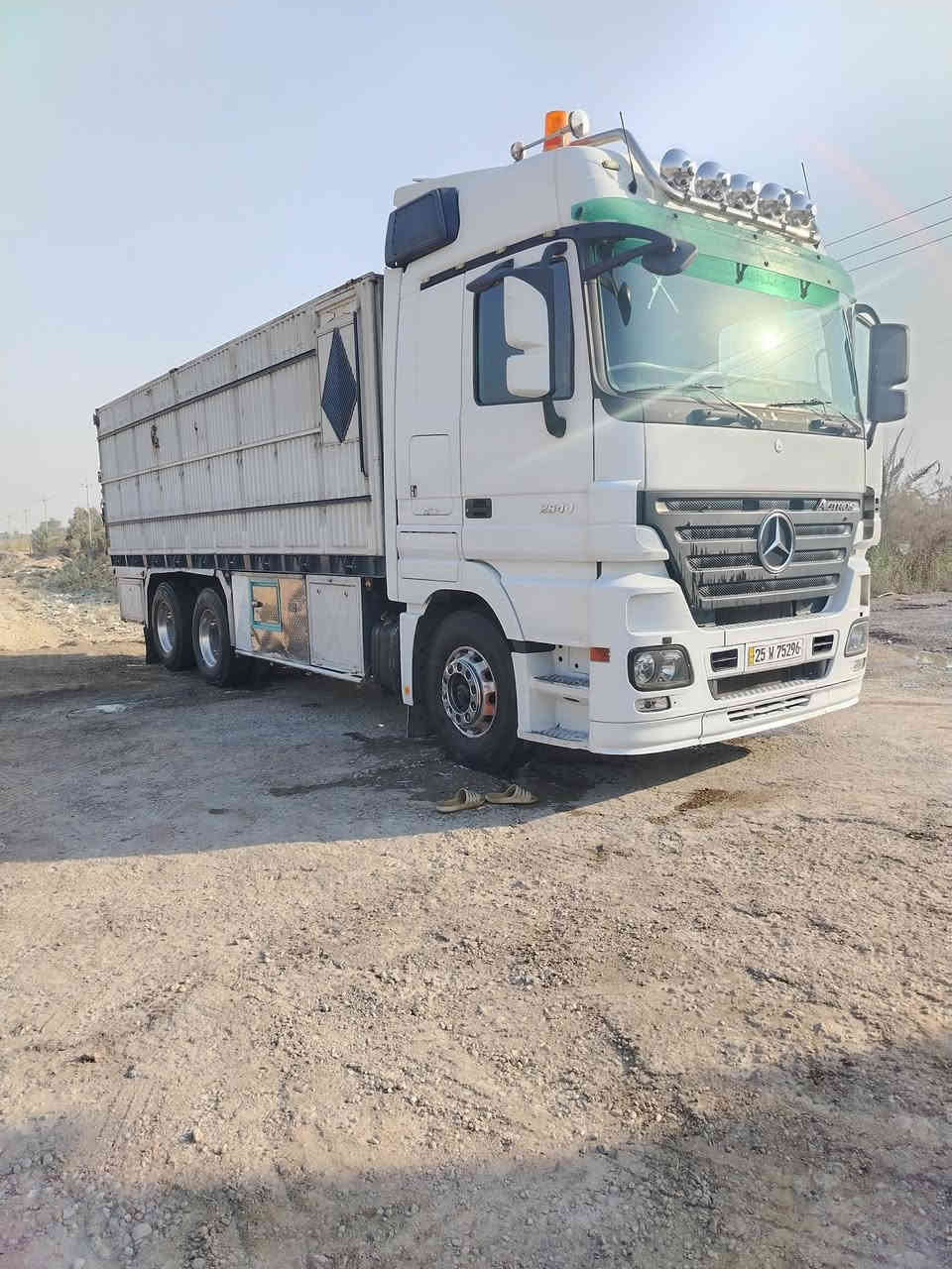 سلام عليكم للبيع اكتروس موديل 2006 موصفات رتايدر هورنات ثلاجه كاسحه زعانف دبل مناميه زراك لايت سنتر لوك بلادي بوري بلاجكتورات  مكفوله كفاله عامه تخم تاير  
سنويه جديده مرسمه قاطره ومقطوره 3لوحات مكان السياره ديوانيه الاستفسار 
***********
