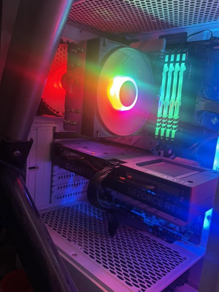 معالج i7:11700k انتل
GPU 4060 نسخه الايكل كيكا بايات 

تخزين ٦ تيرا m.2 ssd او ١ تيرا حسب رغبه المشتري 

مذر بور ستيل ليجن z590 As rock 

تبريد هوائي 

بور 750 

رامات 32 ddr 4 :3200 mz 

كنك ستوم فيو راي  

مكاني محافظه بابل وعندي توصيل 

للتواصل ***********
