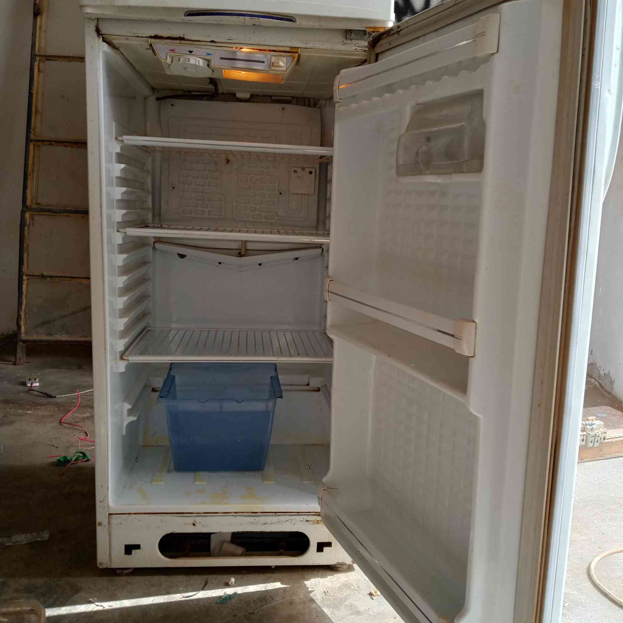 السلام عليكم
ثلاجات للبيع 

كونكورد حجم كبير 
والشارك حجم وسط 
ورويال حجم وسط 
كلهن نضافتهن حلوه وشغل وتجميد درجه اولى 

اي استفسار اتصل ***********
الخاص والواتساب مفتوح دائما
