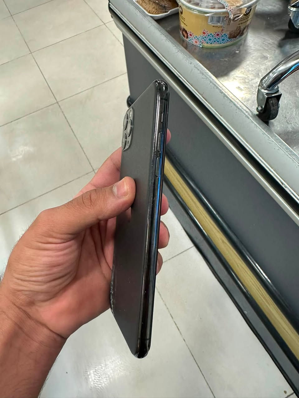 سلام عليكم
iPhone 11 Pro Max
ذاكرة 64
بطاريه 78‎%‎
نموذج m 
وتر ممفتوح ولاداخل تصليح 
لون اسود 🖤
نضافه 100‎%‎ 
مابي اي شخط 
*ملاحضة : فقط ضهر بي كسر بسيط موجود بلصور غير هلشي كلشي مابي ووين متريد افحص 
استخدام يخبل صرفيه شحن تنساها 
كلشي شغال بي ✅ فيس ايدي ✅ كامرات✅ سماعات✅ تعليك ماكو ابد 
جهاز جاهز للاستخدام ✅
السعر 270 وبي مجال جداً بسيط 
الي ميعجبة السعر لايعلق كلشي اكو بلسوگ 
مكاني بغداد حي الاعلام 
للاتصال *********** متواجد واتساب 

اسف عل اطالة ♥️♥️
