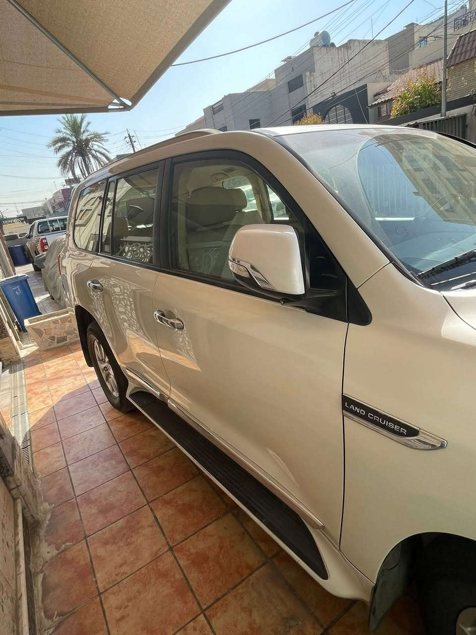 لاند كروزجكسارة2017وايت ادشن 
فول مواصفات 
السيارة ماشية 112الف كيلو متر
السيار بيهة تبديل بنيد وجاملغ يمنة اصليات بدون صبغ
اثر ضربة سطحية 
السعر 45الف دولار بيها مجال
المكان بغداد الكرادة
الرقم ***********
