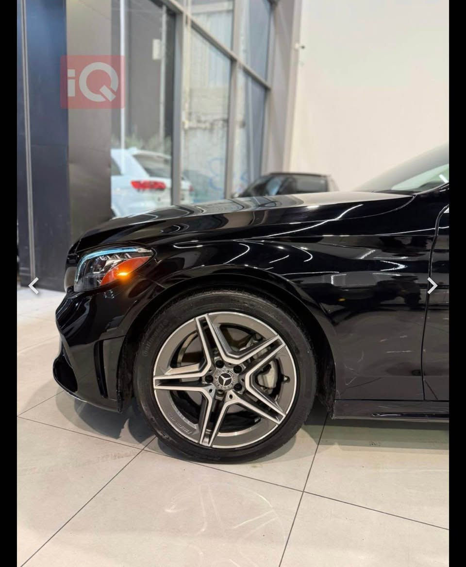 مارسيدس C300 موديل 2021 

حادثها كلش بسيط موجود رقم الشاصي بالصور 
ما ماشيه هوايا حالتها كلش نظيفه 
للتواصل على هذا الرقم 
*********** 

مواصفاتها 

المحرك: 4 سلندر تيربو سعة 2.0 لتر

القوة: 255 حصان عند 5800 دورة/دقيقة

العزم: 370 نيوتن متر (273 lb-ft)

ناقل الحركة: أوتوماتيك 9 سرعات (9G-TRONIC)

نظام الدفع:

خلفي (RWD)

رباعي 4MATIC (اختياري)

التسارع 0-100 كم/س: حوالي 5.7 ثانية

السرعة القصوى: حوالي 209 كم/س محددة إلكترونياً

استهلاك الوقود: حوالي 23–33 ميل/غالون حسب القيادة

الطول: 4687 مم

العرض: 1810 مم

الارتفاع: 1443 مم

قاعدة العجلات: 2840 مم

مصابيح أمامية LED كاملة

شبك أمامي رياضي مع شعار مرسيدس كبير

جنوط ألمنيوم 17–19 إنش حسب الفئة

مرايا كهربائية مع إشارات انعطاف

فتحة سقف بانوراما (اختياري)

عدد المقاعد: 5 ركاب

شاشة معلومات وترفيه 10.25 إنش

شاشة عدادات رقمية

نظام Apple CarPlay وAndroid Auto

مقاعد كهربائية مع ذاكرة

تكييف هواء ثنائي المناطق

إضاءة داخلية محيطية (Ambient Lighting)

سعة صندوق الأمتعة: 356 لتر

نظام Blind Spot Assist للتحذير من النقطة العمياء

نظام Collision Prevention Assist لمنع الاصطدام

نظام مراقبة انتباه السائق

مثبت سرعة

تشغيل بدون مفتاح (Keyless Start)

كاميرا محيطية 360° (اختياري)

حساسات أمامية وخلفية للمساعدة على الركن أربيل, العراق
