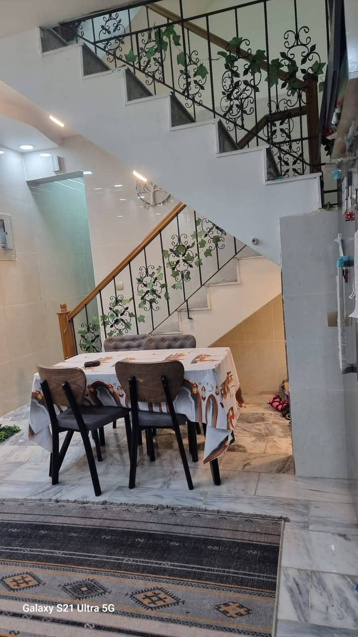 سلام عليكم 
مشتمل للبيع مساحة 75 متر واجه 4,80 نزال 15 شارع فلسطين محلة 506 قرب مثلجات رعد المنطقة كهرباء خصخصة مدخلين يحتوي الارضي صاله ومطبخ وهول وخدمات ومنور والطابق الأول يحتوي على ثلاث غرف نوم وخدمات للاستفسار الاتصال على الرقم( ***********)
او مراجعة مكتب دارك للعقار شارع فلسطين حي المستنصرية شارع مطعم بروكلي
