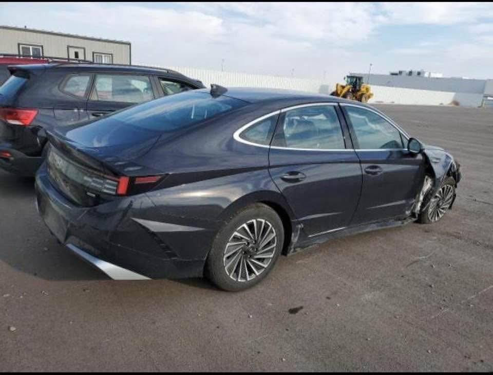 السلام عليكم ...
هيونداي سوناتا هايبرد 2024 للبيع.رقم بغداد

ماشية  38
الف كيلو متر 

مواصفات السيارة

رادار امامي

رادار خلفي 

تحديد مسار 

نقط عمياء 

شحن واير لس

نظام تتبع 

قيادة ذاتية

نظام تراكشن

تبريد لمس منفصل السائق عن

 العبري

 كشنات كهرباء

جنطة ذكية

نظام بلولنك اللي يفتح بالتطبيق على الموبايل

تدفئة كشن السايق و العبري 

قطعتين تبريد

السيارة جديدة كلش وحادثها موضح ب الصور كلش خفيف جاملغ واصلح نفسة بدون فتح

 

رقم بغداد

للأستفسار أكثر:  ***********

صور الحادث مرفقات 

سياره جديدة بالعافية الي ياخذها
