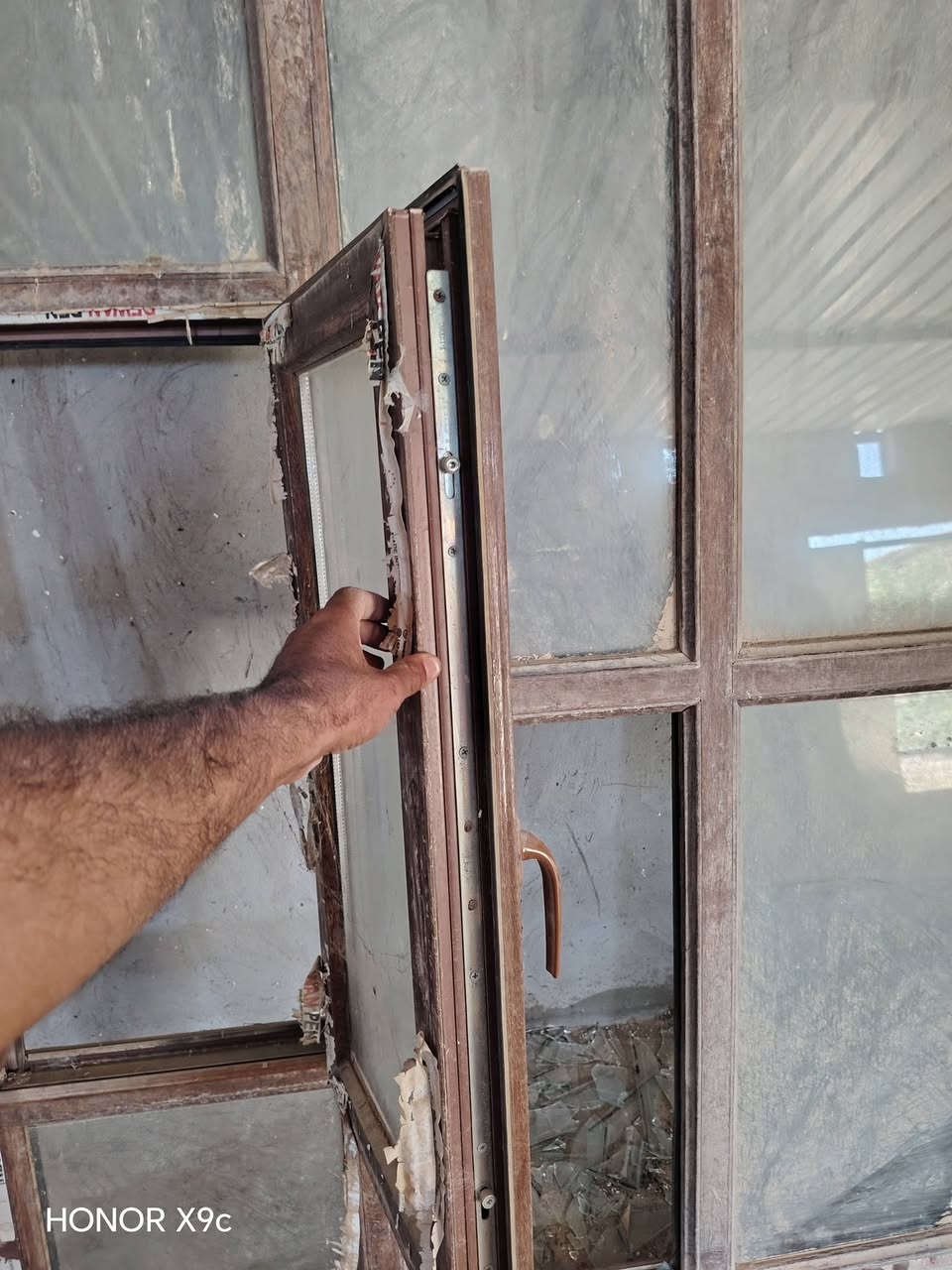 شبابيك عدد اربعه قياسات مختلفه
 عدد 2 .. مترين ارتفاع في متر عرض
عدد 1 .. مترين ارتفاع في متر ونص عرض
عدد 1 .. مترين في مترين

 دبل جام 
لوون صاجي 
النظافه 100% غير مستخدم جديد 

***********

