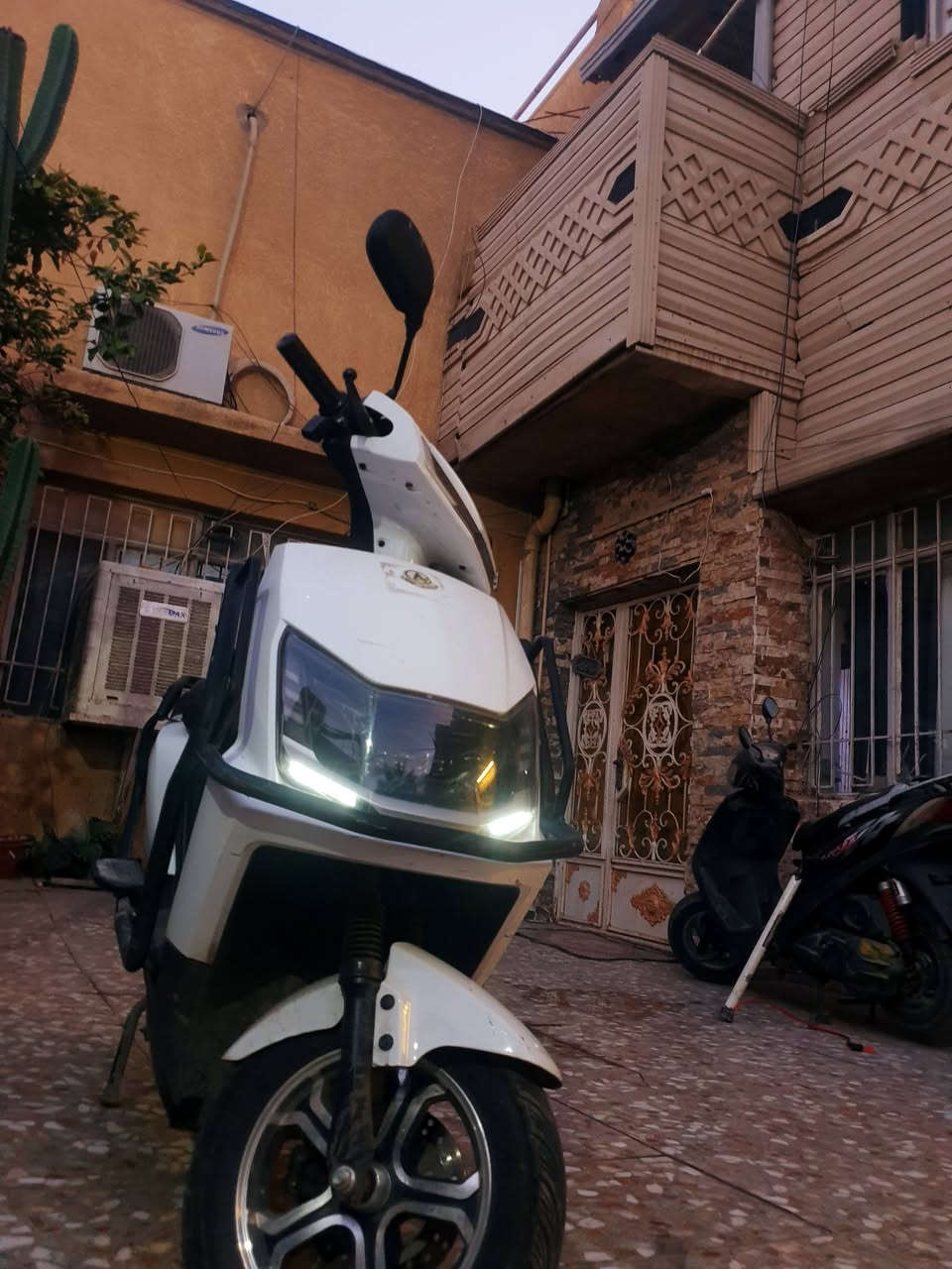 السلام عليكم دراجة شحن سكنكس mtr
6 بطاريات الاكبار
3 سرع 
لون مثل مموضح ابيض 
بصمه تشغيل من بعد وسويج 
تقطع مسافه من 40 كيلو الى 60
72v
32أمبير 
مثبت سرعة
رجوع للخلف R 
وبيها مساحه بل صندوك 
السعر 650 مكاني بغداد البياع للتواصل خاص او على رقم 
***********
