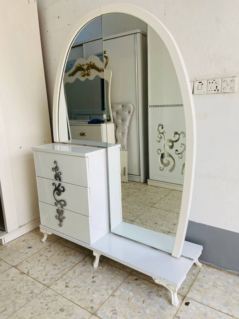 سلام عليكم غرفه نوم 5قطع كلش نظيفه ومرتبه سعرها ٣٦٠ الف ويا شد ونقل داخل الموصل 
متوفر عدنا انواع غرف نوم تركية شراي خاص او اتصال ***********واتساب***********
