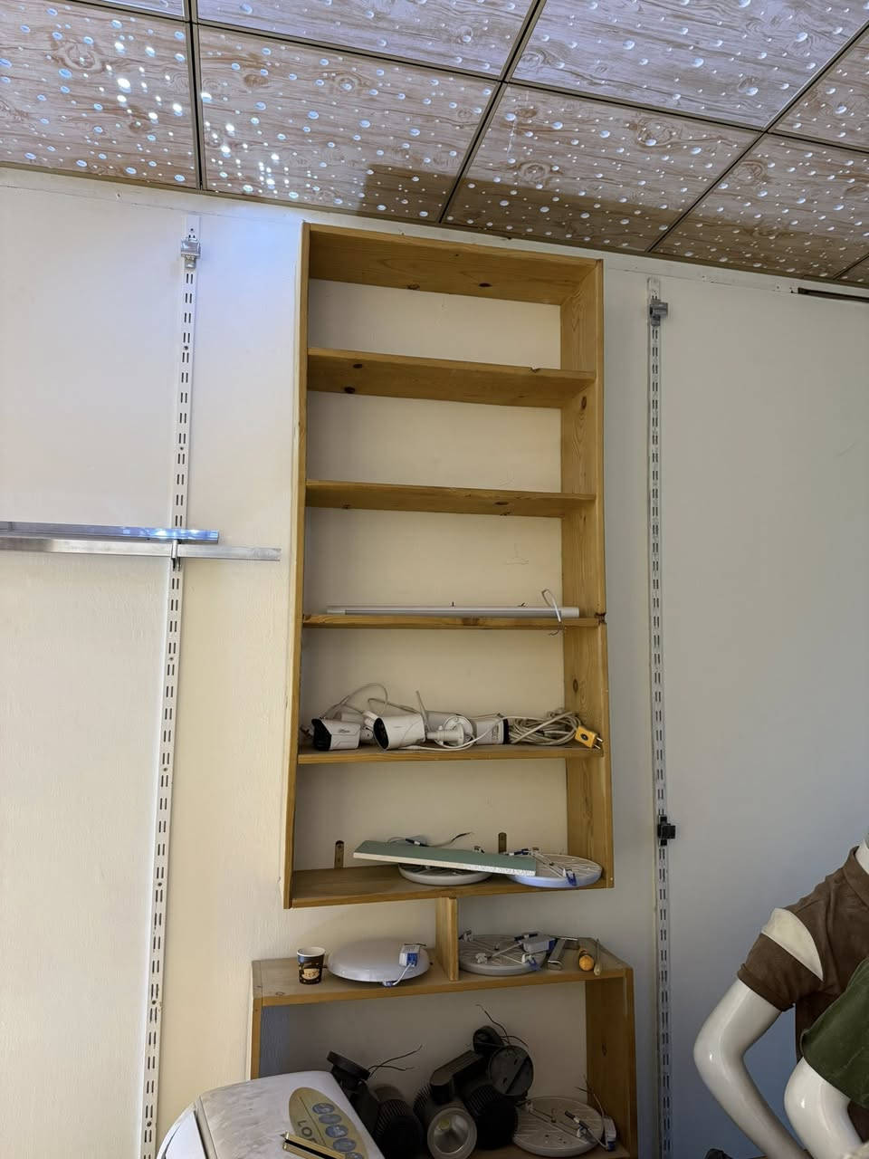 السلام عليكم
عندي رفوف تستخدم عامة واني عندي محل ملابس جنت مستخدمهم ديكور لخزن الملابس الي يحب ياخذهم شلعه اني حاضر 
التواصل على المسنجر


**إذا كنت صاحب هذا الإعلان وتريد حذفه لأي سبب، رجاءا أرسل رسالة إلى الدعم الفني**