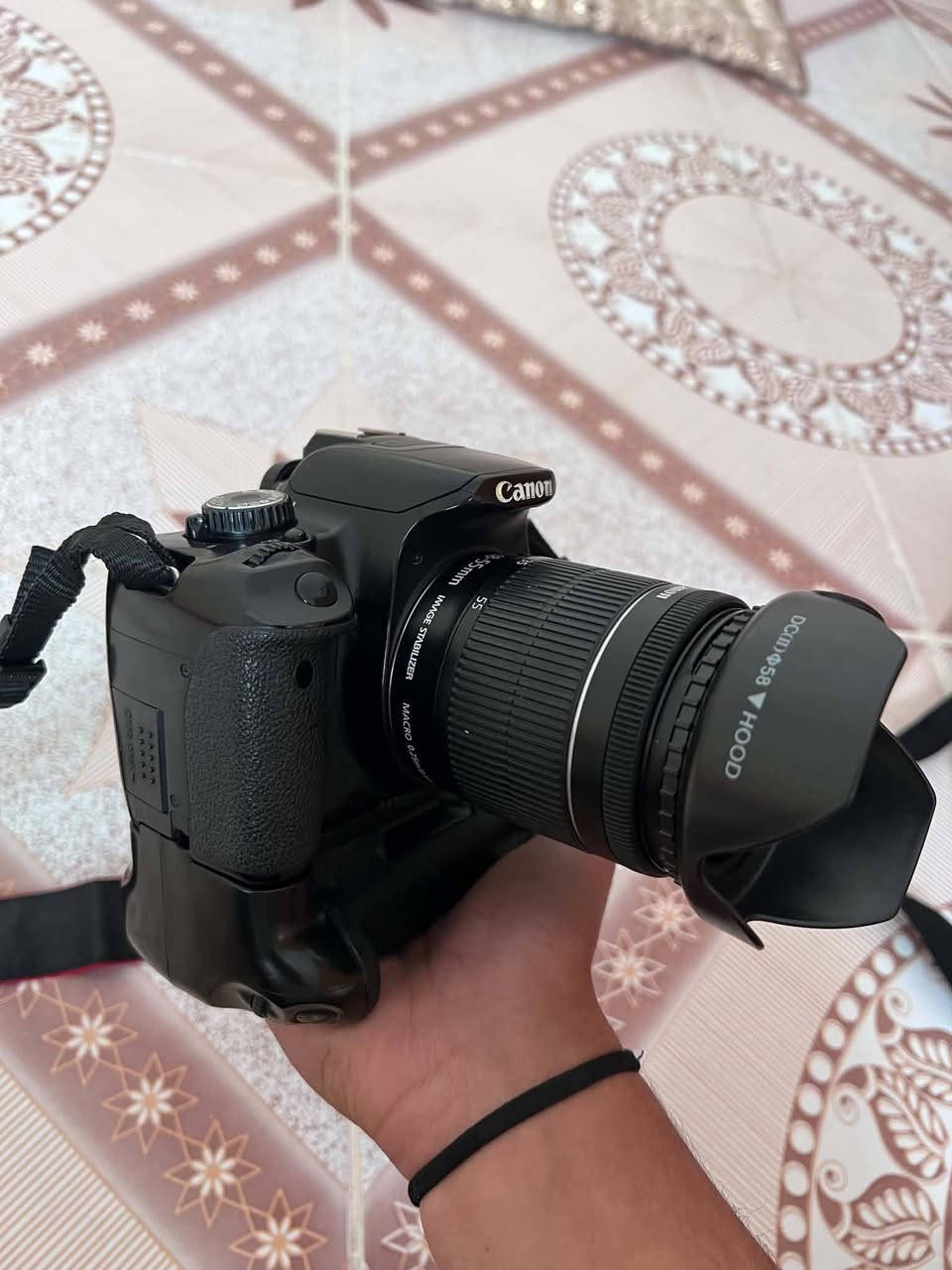 للبيع /كاميرا 📷/canono D650
الكاميرا بكامل ملحقاتها 🔥

من افضل الكاميرات للمبتدئين والمحترفين تتميز بـ 

📌 مستشعر 18 ميغابكسل بجودة تصوير عالية

📌 شاشة تعمل باللمس قابلة للإمالة

📌 تصوير فيديو Full HD بدقة 1080p

📌 نظام تركيز تلقائي سريع ودقيق

📌 خفيفة الوزن وسهلة الاستخدام

المحتويات:

✅ الكاميرا Canon EOS 650D

✅ عدسة Canon EF-S 18-55mm IS مع تثبيت الصورة

✅ هود العدسة 58mm

✅ باتري جريب (Battery Grip) ⭐

✅ شاحن أصلي

✅ بطاريتين

✅ حزام كتف

✅ جنطة كاميرا

✅ ترايبود (كرب)

الحالة: ممتازة ونظيفة 👌

السعر: 350

التواصل: خاص واتساب اتصال (***********) 📲
