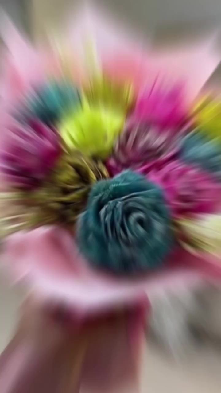 شاركونا، ما هو لون الورد المفضل لديكم؟ نحن نحوله إلى لوحة ***********فنية." للتواصل 🥰😍
