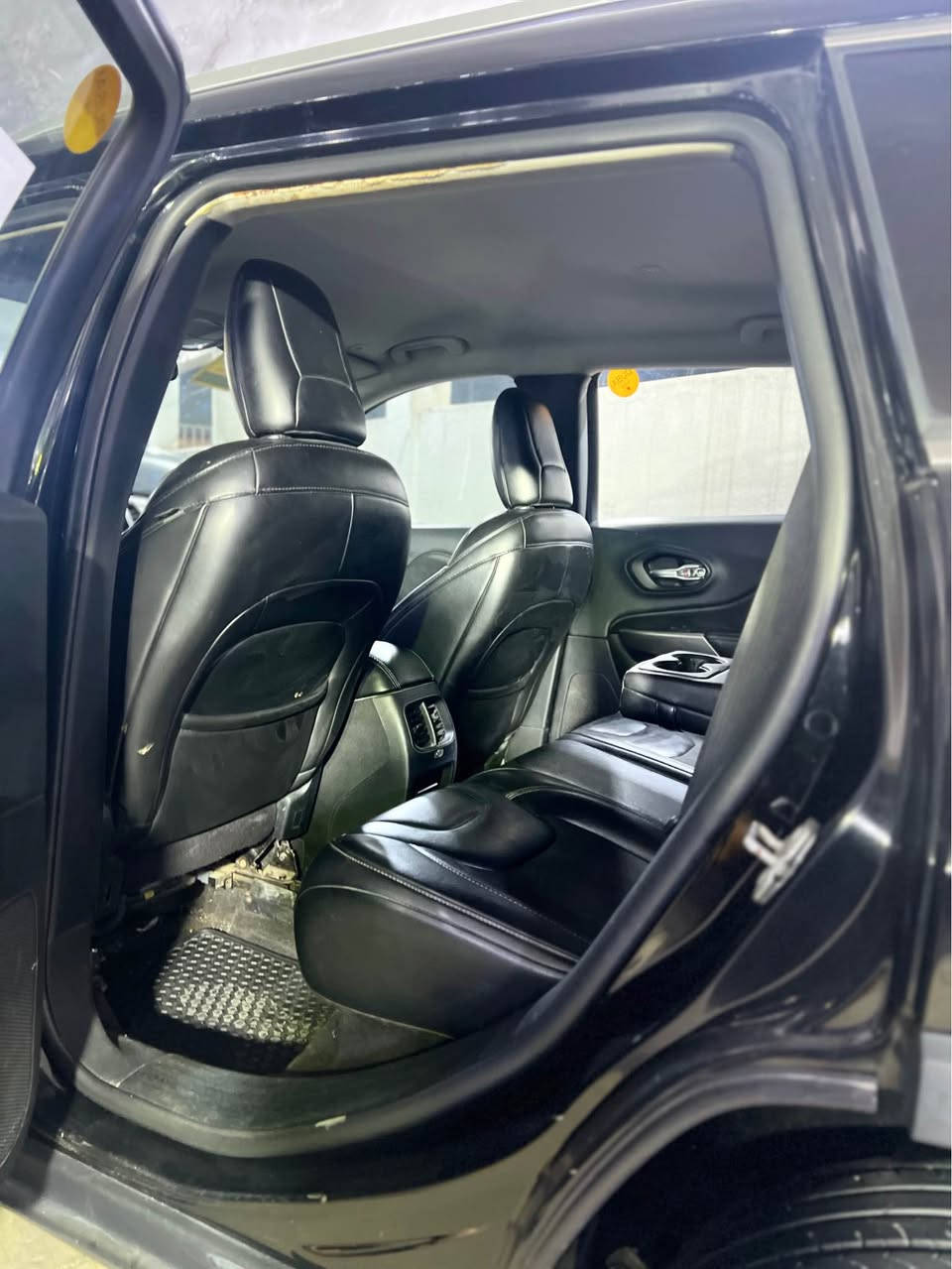 السلام عليكم 
جيب بزون 2020 لاتيدو
سياره جاهزه من كلشي كير مكينه حداده تبريد تخم تاير 
مواصفات 
كشنات جلد
شاشه 
سايد بريك بصمه
كشنات كهرباء 
باقي مواصفات معروفه مال لاتيدو 
رقم بصرة تحويل ثاني يوم 
حادثه فقط بنيد مبدل 
سعر 145 بيها مجال 
رقم *********** 
العنوان البصرة 
مكلف بنشر خابرني او تراسلني وتدلل البصرة, العراق
