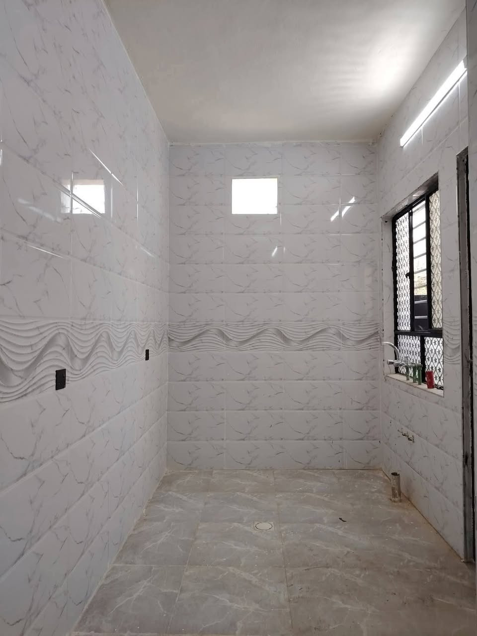 بيت للإيجار حي الانتصار شارع ٦٠ خلف المركز مساحة ١١٠ أمتار يتكون من غرفتين وهول واستقبال ومطبخ ومشتملات وبيتونه فول فول
ملاحضه شارع البيت ترابي وتعبان 
سعر الإيجار 200 ألف قفل قفل  للتواصل
***********
