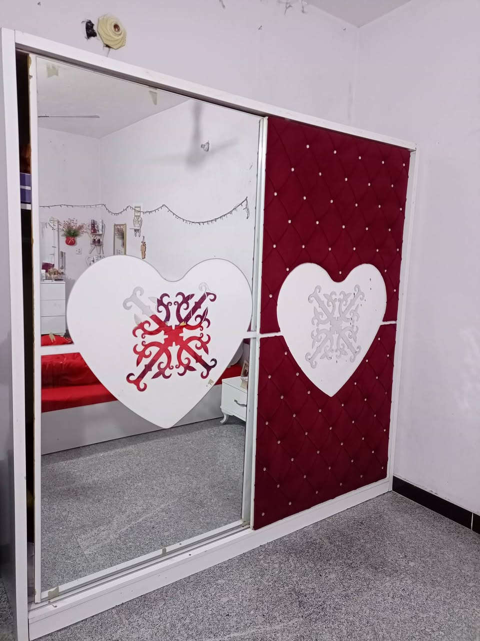 غرفة نوم للبيع السعر ٢٠٠ وبيها مجال عنوان بغداد للتواصل *********** واتساب
