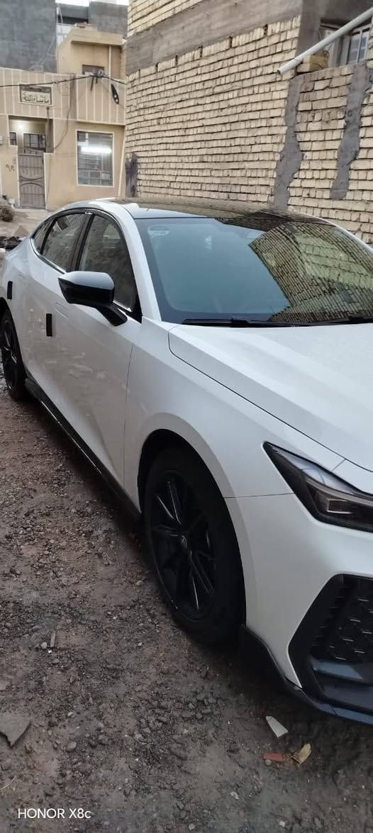 بسم الله الرحمن الرحيم 
اللهم صل على سيدنا محمد وال محمد 
السلام عليكم ..
شانجان يوني ڤي موديل 2025 فئة السبورت محرك 2000 توربو 
230حصان 
عزم دوران 390 نيوتن
8 گير AT
بانوراما 
سبويلر جناح كهربائي 
كزوز رياضي  و 4 فتحات صالنصه 
تحديد مسار وتحذير مغادرة الخروج عن المسار 
رادار امامي وحساسات اماميه وخلفيه 
بريك تلقائي مانع تصادم 
كاميرات 540 درجه 
داش كام تسجيل تلقائي
قياده شبه ذاتيه 
نظام صوتي سوني 10 سماعات + دمام خلفي 
تحكم ستيرن 4 اتجاهات 
شفتات سرعه 
قطعتين تبريد امامي وخلفي 
كشنات رياضيه جلد مطعم لونين 
تجوه خلفيه
كشنات الاماميه تحكم كهرباء 
تبريد كشنات
صندوق تحكم كهرباء 
ستيرن دبل D رياضي 
زجاج اوتو مع خاصية فتح واغلاق الجام من الريمونت 
مرايا جانبيه كهربائية قابله للطي كهربائياً
اضاءه محيطيه بعدة الوان 
وضعيات قياده متعدده ايكو +نورمال+ سبورت+ سمارت بالاضافه الى زر سوبر رايس وضع السباق 
دخول ذكي بصمه 
تشغيل بصمه
خاصية التشغيل عن بعد 
ابل كار بلي + اوتو كار بلي 
 شاشة معلومات/ترفيه + عدادات رقمية. شاشة لمس 12.3 بوصة وشاشة عدادات 10.25 بوصة. 
شحن لاسلكي 
وسائد هوائية متعددة (أمامية، جانبية، ستائر). 
ويل 18 رياضي + اطارات كونتينتال رياضيه 
إضاءة ليد أمامية وخلفية. 
مراقبة ضغط الإطارات (TPMS
نظام الثبات الالكتروني 
 ماشيه 21 الف  قابله للزياده بعدها ع وضعية الشركه مكفوله من الضربه والطخه والصبغ  السياره حره رقم بغداد داخل الضمان سعرها 27  مليون بيها مجال قليل عجبك السعر وشراي راسل واتس اب ماعجبك السعر اذكر الله و اعبر المنشور وتذكر انه الكلمه الطيبه صدقه وكان الله يحب المحسنين .. 
واتساب *********** بغداد, العراق
