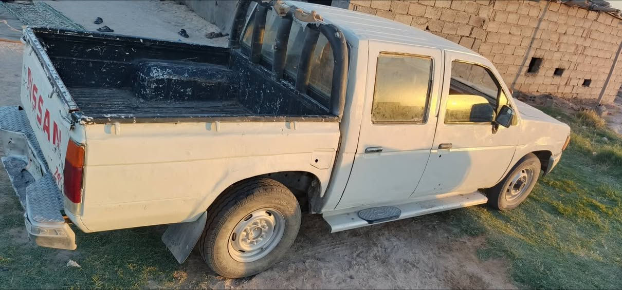 سلام عليكم سياره نيسان للبيع موديل 89شاصي كير محرك مكفول الكشره شوفت عينك السنوية 2028 السعر 27وبيه مجال رقم الهاتف ***********
