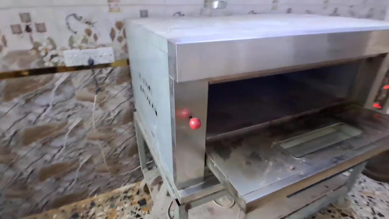 السلام عليكم فرن البيع مع گريل عدد 2مع قناني غاز عدد7الستفسار ***********
