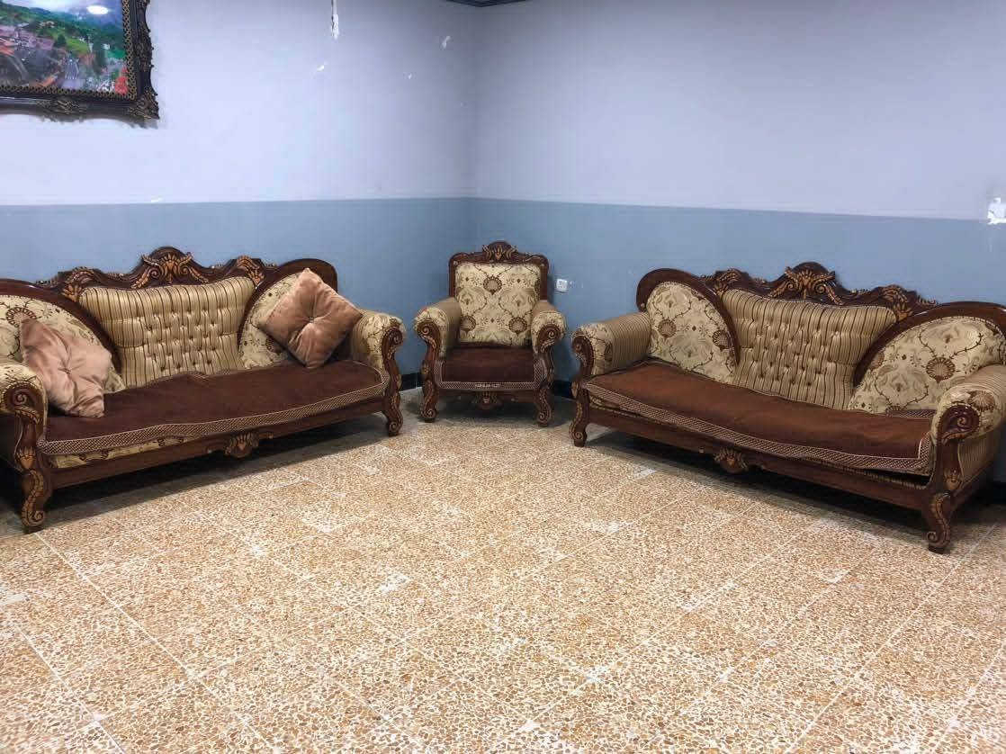 السلام عليكم للبيع قنفات نضافة 100بل 100 تاجات زان وخشب ثقيل 6 مقاعد العنوان موصل جانب الأيمن السعر275 الف وبيها مجال للاستفسار عن ***********
