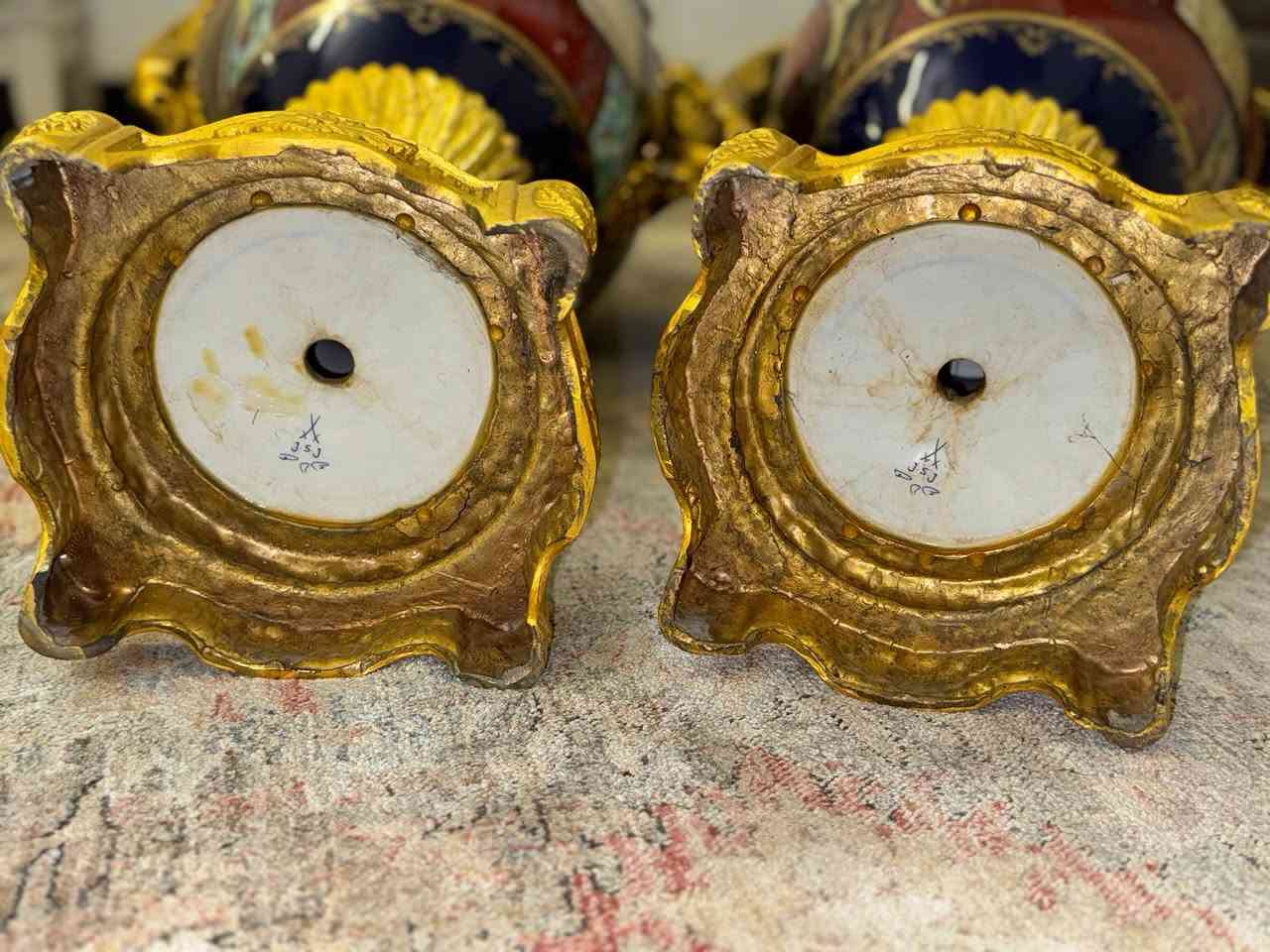 زوج فازات ملكية انتيك ماركة سيڤر (فرنسي اصلي) صنع بالقرن التاسع عشر مصنوعة يدويا من البورسلاين والبرونز رسم يدوي محلى بالذهب اليدوي البارز موقع ومختوم رسم من الجانبين حجم كبير ارتفاع متر و8 سنتم 
الي يعرف بهيج سلع يعرف قيمتها للعلم سبق وان نشرتهم قبل يومين للتقيم فقط بدون ذكر السعر لكن الناس تحب تستفيد وتكسر بحاجات الغير "وَلَا تَبْخَسُوا النَّاسَ أَشْيَاءَهُمْ" الميعرف سعرهم رجاءاً ليقيم سعر من يمه
مكاني بغداد 
لمعرفة السعر التواصل خاص


**إذا كنت صاحب هذا الإعلان وتريد حذفه لأي سبب، رجاءا أرسل رسالة إلى الدعم الفني**