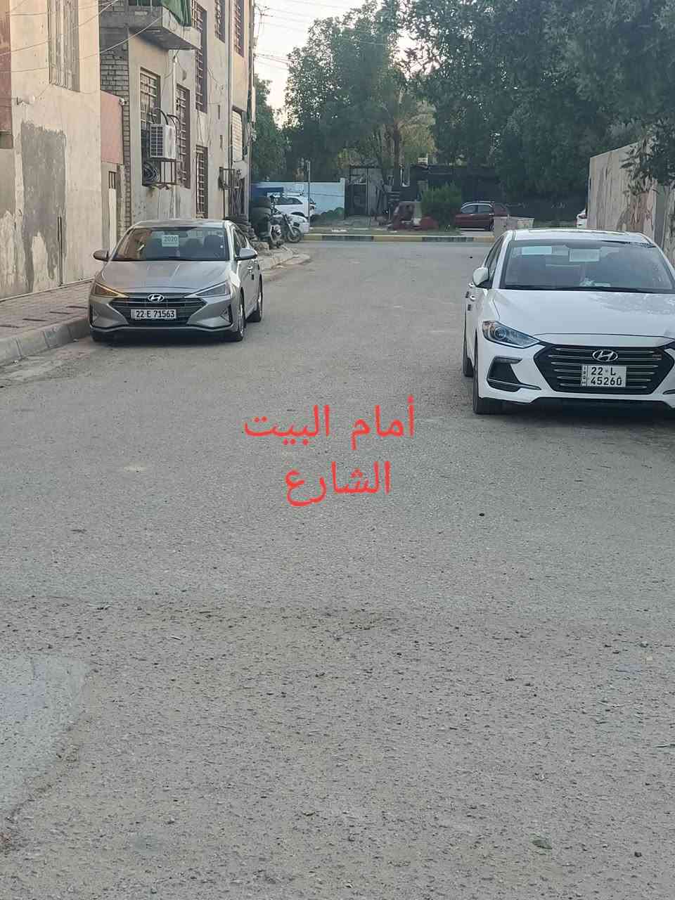 سلام عليكم بيت للبيع العنوان كربلاء حي الحر الثوره البيت يتكون من 5غرف نوم 5×5ومضيف7متر×4ومطبخ4×4وصحيات عدد 2خارجي ودخالي البيت يبعد عن الشارع العام 30متر مقابيله شارع ماكو جار مقابيله الستفسار اكثر اتصل عل رقم ***********البيت مساحته 200متر طابو صرف
