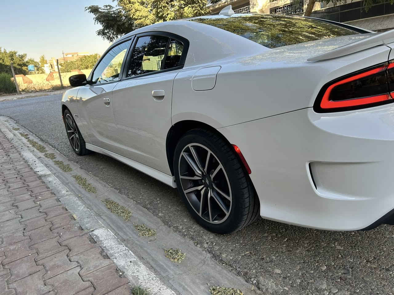 للبيع دوج جارجر 2023 R/T النداء الاخير
حادثه حافه البنيد 
مواصفات 
شاشه جبيره كاربلي 
كشن كهرباء 
حساسات خلفيه 
شفتات ستيراً 
زنون بلادي 
ويل حجم 20 
تشغيل عن بعد 
مكان السياره كركوك 
السعر 240 
السعر مراسلة واتساب او الاتصال 
***********
