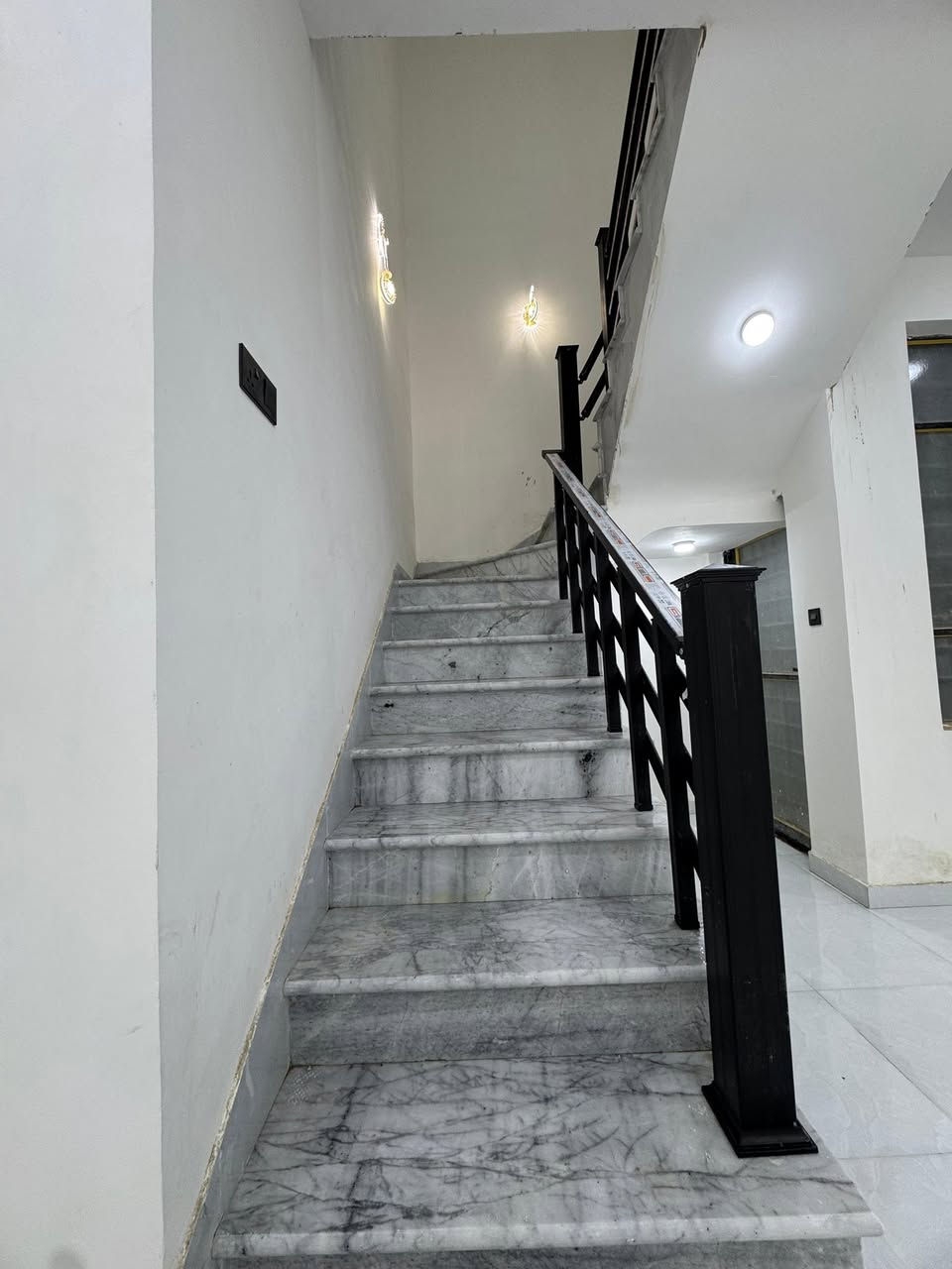 🏡 بيت للبيع – طابو زراعي (سند 25)
📍 الموقع: حي المعلمين – مقابل معمل الحرير (قطع علي عزيز)
📐 المساحة: 150 م²

تفاصيل البيت:
• يتكون من طابقين
• الطابق الأول:
 •مطبخ
 •استقبال
 •صالة
 •غرفة نوم
 •حمامين (شرقي وغربي منفصلين)
 •منور
 •باب يطل على الشارع الخلفي

• الطابق الثاني:
 •غرفتين نوم
 •صالة
 •صحيات
 •سطحين
🧱 مواصفات البناء:
• بناء طابوق ومسلح
• يقع على شارع أمامي بعرض 10 م وخلفي بعرض 8 م
• بناء حديث
• البيت فارغ وغير مسكون سابقاً

📞 للاستفسار: ***********
🏢 مكتب عقار أهالي المسيب – حي المعلمين الثالثة
قرب جامع محمد الجواد

💬 السعر: على الخاص
