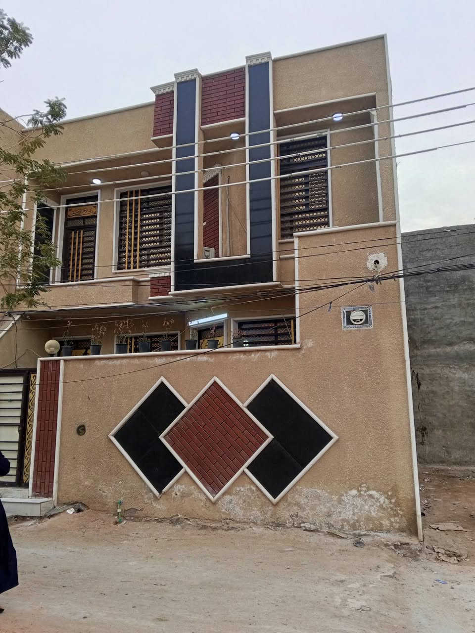 السلام عليكم بيت للبيع كربلاء منطقه الشبانات بيت طابو 25 سند باسمنا طابقين كامل بدايت الشبانات كامل بيت كاشي وسيراميك بناء حديث ثاني بيت عن الشارع مال الشبانات 60 متر عن الشارع مسافه بنيان طابوق مساحه 100 متر والسعر 125 بشويه هاتف ***********...***********
