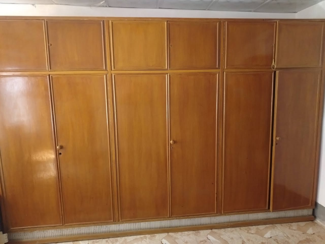 السلام عليكم كنتور حطاطه للبيع لون عسلي شخط مابيه كامل من كلشي
الاستفسار :***********
