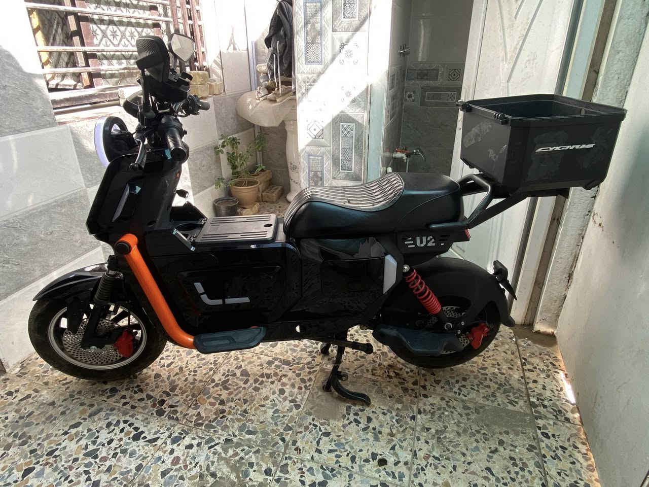دراجه U2  بطاريه ليثيوم  ٥٠ أمبير محرك ١٥٠٠دراجه خير من الله شحنه الوحده تمشي الشحنه الوحده ٩٠ كيلو 
ستفسار ***********
