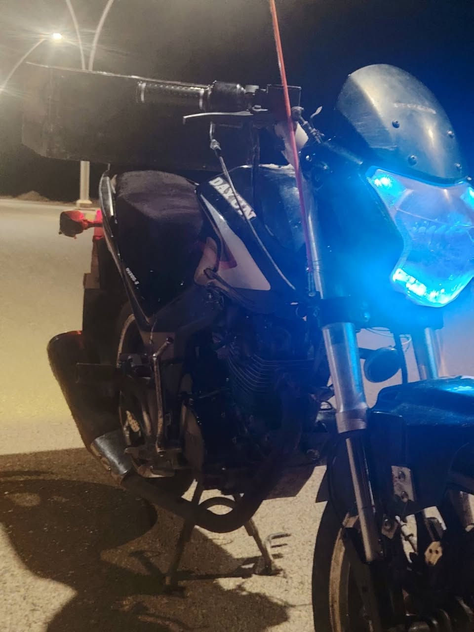 السلام عليكم يوجد ماطور دايوان بطح موديل ١٧ كامل مواصفات مكفول من السرقه بدون تسجيل سعره 450 وبيها مجال مكانه الرمادي ناحية الوفاء للاتصال ***********
