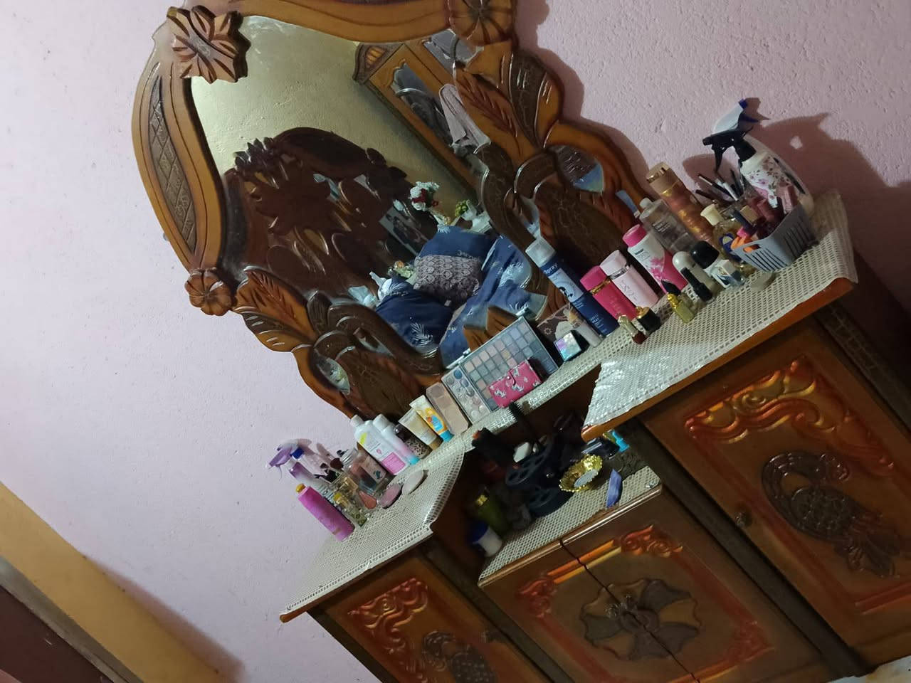 غرفة صاج للبيع نظيفة سعر 700الف وبيه مجال للشراي الاسكان الصناعي ***********
