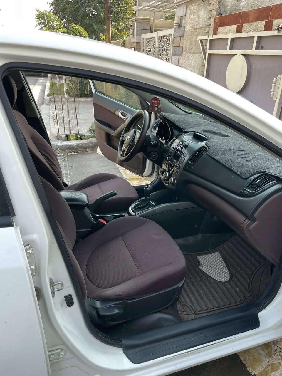 سلام عليكم للبيع كيا سيراتو 
2011 خليجي
((السياره بدون قطره صبغ حتى دعاميات)) 
محرك 1600 دوش 
السياره جاهزه من كل النواحي 
تبريد ثلج 
حساس خلفي 
ويل كب 
تحكم استيرن 
السعر 107 وبي مجال بسيط
العنوان بغداد الغزالية
***********
