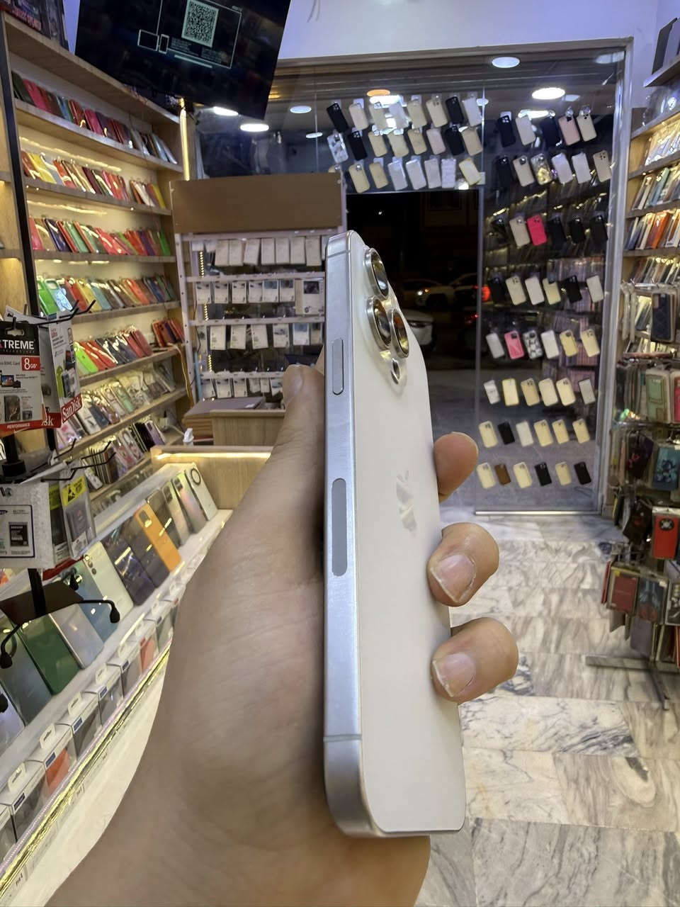 ايفون 15 برو ماكس 256 شريحة الكترونية يعني جهاز بدون سيمكارت فقط الكتروني الجهاز باكيت كيبل كامل ملحقاتة لوك الوك جديد كلش بطارية 89 شخط واحد مابيه شاشة وشاصي نضافة 100‎%‎ بيع مكاني بغداد السيدية الشارع التجاري 
السعر 925 الف وبيه مجال شي بسيط حك الجية 
اتصال على الرقم ***********
تفاصيل وصور كلشي موجود بس الشراي يتصل فدوه لكلبكم والله يرزق الجميع تحياتي❤️
