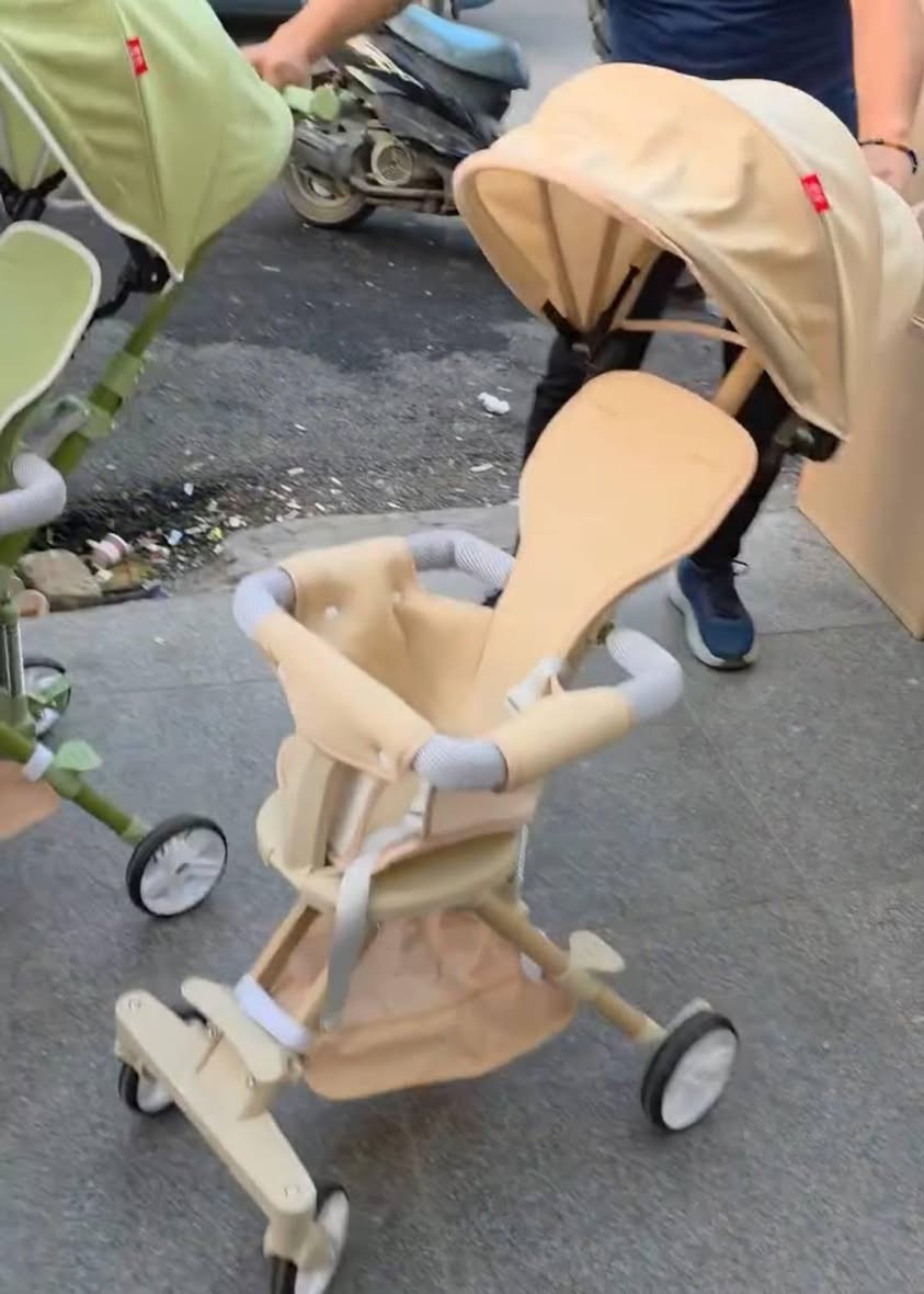 الف رحمه على روح امه وابو الي يعلقلي هذا باب رزقي الوحيد الي يعلقلي 
كرسي أطفال عملي بتصميم أنيق ومريح، مثالي للنزهات والمشاوير اليومية.
 مزوّد بمظلّة واقية من الشمس لحماية الطفل من الأشعة المباشرة.
يحتوي على حزام أمان قوي لضمان سلامة الطفل أثناء الحركة.
مقبض مريح للتحكم السلس في الاتجاهات مع إمكانية التعديل حسب الطول المطلوب.

مقعد مبطّن بتصميم مريح يوفّر دعمًا ممتازًا للظهر.
 
سلة سفلية عملية لتخزين الأغراض الأساسية أثناء التنقل

 عجلات مرنة تمنح قيادة ثابتة وسهلة على مختلف الأسطح.
تصميم أنيق يجمع بين الراحة والأمان والأناقة في منتج واحد
للحجز والاستفسار مراسلة الصفحه تتوفر خدمة توصيل بغداد, العراق


**إذا كنت صاحب هذا الإعلان وتريد حذفه لأي سبب، رجاءا أرسل رسالة إلى الدعم الفني**