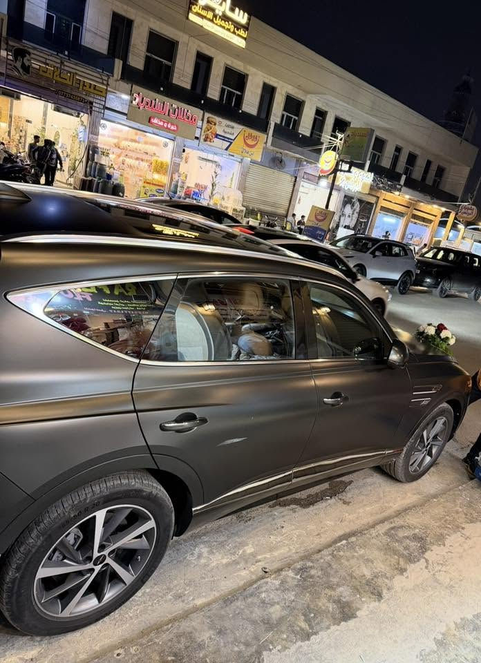 جنسس (gv80 (advanced
2025
4 cylinder توربو 2.5
رقم السيارة بغداد مميز
لون الخارجي مات 
وارد امريكي بدون ايرباك ✅✅
تقريبا كلين مجرد الدعامية الامامية منزليها فقط 
وصور الحادث بالواتس

واتساب; *********** ✅✅

أنظمة السلامة والمساعدة

* مثبت سرعة متكيف (Adaptive Cruise Control)
* مراقبة النقطة العمياء (Blind Spot Monitor)
* مساعد الفرامل (Brake Assist)
* تحذير مغادرة المسار (Lane Departure Warning)
* المحافظة على المسار (Lane Keeping Assist)
* مساعد التوجيه مع مثبت السرعة
* مساعد تفادي الاصطدام (Evasion Assist)
* تخفيف الاصطدام الأمامي (Front Collision Mitigation)
* تخفيف الاصطدام الخلفي (Rear Collision Mitigation)
* تنبيه حركة المرور الخلفية (Cross-Traffic Alert)
* مراقبة انتباه السائق (Driver Monitoring)
* مساعد الاصطفاف التلقائي (Automatic Parking)
* حساسات اصطفاف خلفية (Rear Parking Aid)
* نظام الثبات الإلكتروني (Stability Control)
* نظام التحكم بالجر (Traction Control)
* مراقبة ضغط الإطارات (TPMS)

الوسائد الهوائية

* وسادة هوائية للسائق
* وسادة هوائية للراكب الأمامي
* وسادة هوائية للركبة
* وسائد جانبية أمامية
* وسائد جانبية خلفية
* وسائد ستارية أمامية وخلفية للرأس

المحرك ونظام الدفع

* محرك تيربو (Turbocharged)
* دفع رباعي (AWD)

الراحة والفخامة

* مقاعد جلدية
* مقاعد أمامية مدفأة
* مقاعد أمامية مبردة
* مقود مدفأ
* ذاكرة للمقاعد
* ذاكرة للمرايا
* دعم قطني كهربائي للسائق
* دعم قطني كهربائي للراكب
* تشغيل السيارة بدون مفتاح
* دخول بدون مفتاح
* تشغيل عن بعد للمحرك
* باب خلفي كهربائي (Power Liftgate)
* فتح الباب الخلفي بدون استخدام اليدين (Hands-Free Liftgate)
* تكييف متعدد المناطق
* تكييف خلفي
* مرايا مدفأة
* مرايا قابلة للطي كهربائياً
* مرآة داخلية ذات تعتيم تلقائي

التقنيات والترفيه

* نظام ملاحة
* نظام صوتي فاخر (Premium Sound System)
* بلوتوث
* راديو HD
* راديو فضائي (يتطلب اشتراكاً)
* تكامل الهواتف الذكية (Smart Device Integration)
* نقطة اتصال Wi-Fi Hotspot
* شاشة رؤية محيطية 360 درجة (Aerial View Display)
* كاميرا خلفية
* قرص تخزين داخلي للوسائط (Hard Disk Drive Storage)
* أوامر صوتية وتحكم من المقود
* HomeLink لفتح أبواب الكراج

التصميم الخارجي

* جنوط ألمنيوم (Alloy Wheels)
* سقف بانورامي مزدوج (Dual Moonroof)
* مصابيح LED
* إضاءة نهارية (DRL)
* مصابيح أوتوماتيكية
* الضوء العالي الأوتوماتيكي
* زجاج خلفي معتم (Privacy Glass)
* جناح خلفي (Rear Spoiler)

التجهيزات الأخرى

* نوافذ كهربائية
* أقفال كهربائية
* مقود جلدي
* تطعيمات خشبية داخلية
* ممسحات مطر أوتوماتيكية
* عجلة احتياطية مؤقتة
* كمبيوتر رحلات
* فتحة تحميل من المقعد الخلفي (Pass-Through Rear Seat)
* نظام منع تشغيل المحرك ضد السرقة (Immobilizer)
* نظام أمان وإنذار

اللون الداخلي

* جلد بني أرضي / أخضر دخاني (Earth Brown / Smoky Green Leather

وتحكم بتقديم ورجوع السيارة بالمفتاح ✅
والقيادة الذاتية 
ونظام التعطير الداخلي مع التبريد للسيارة ✅
بدون ايرباك طاك/ سليم✅
ومواصفات هواي بعد لان اعلى الفئات هاي للجنسس الادفانسد (advanced)

السعر 54000$ وبيه مجال 
 
مراسلة واتساب; ***********
