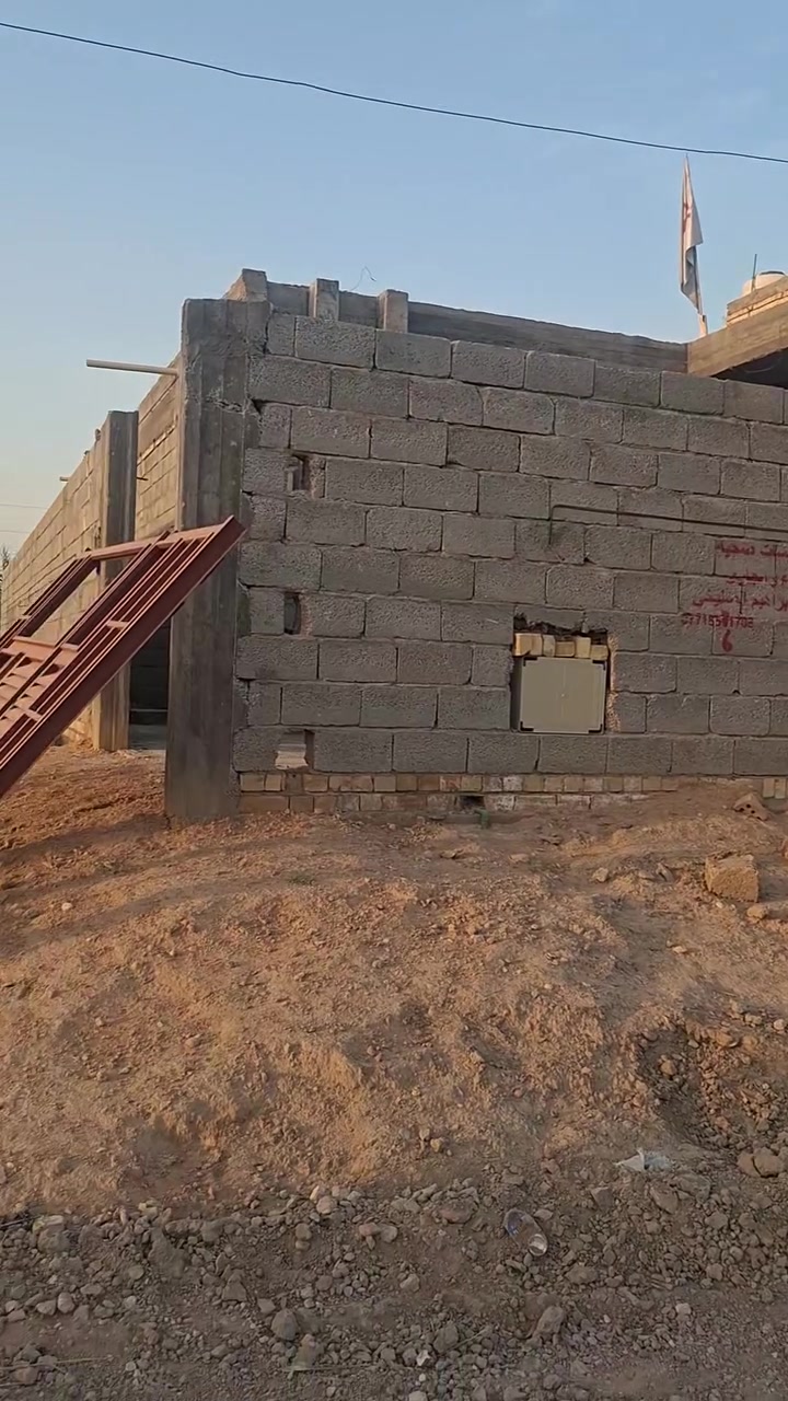الله بالخير بيت  ركن ٢٢٠ متر مطلوب بلديه يعني نضام تطلوعه سنوي التسديد بافي عليه ٦٥ ثنين غرف نوم ستقبال صاله ع عرض البيت ١٠ في ٤ ستقبال ٧ في ٤مطبخ ٥ في ٥ درج دوار بيت تعبان عليه جدا من حيث الكهرباء درجه اولى تاسيس المي درجه اولى حمامات داخليه وخارجيه عوزه ارضيه وبيتونه  وللبورك لبياض العنوان كربلاء العطيشي حي الزهراء بضهر شارع ام عبد الله لبيت ركن ***********
