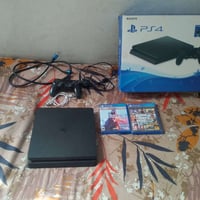 بلاي ستيشن 4 • ٥٠٠ جيجا • ملحقات كاملة