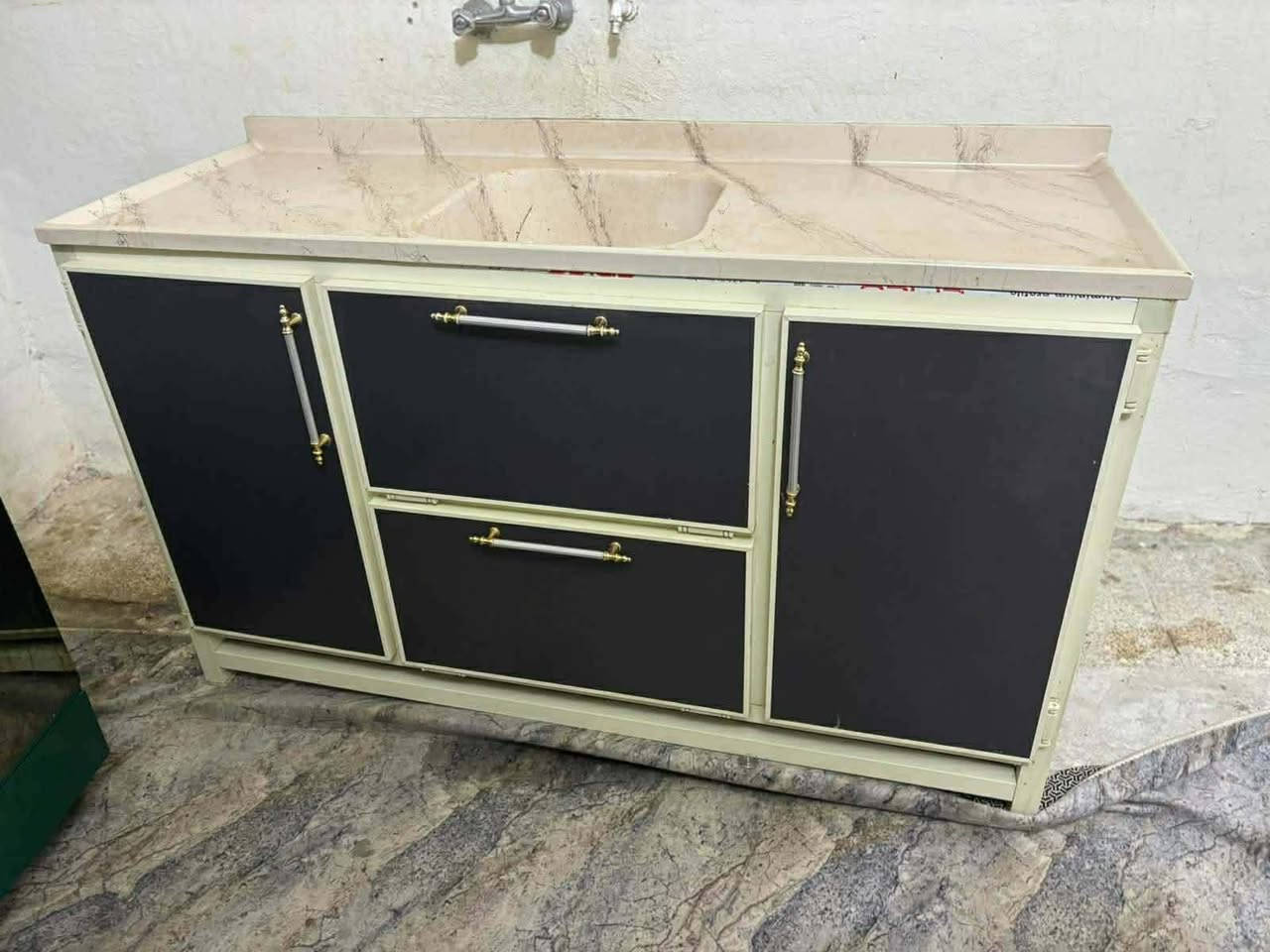 السلام عليكم اغراض للبيع استعمال قليل للستفسار اتصال***********
