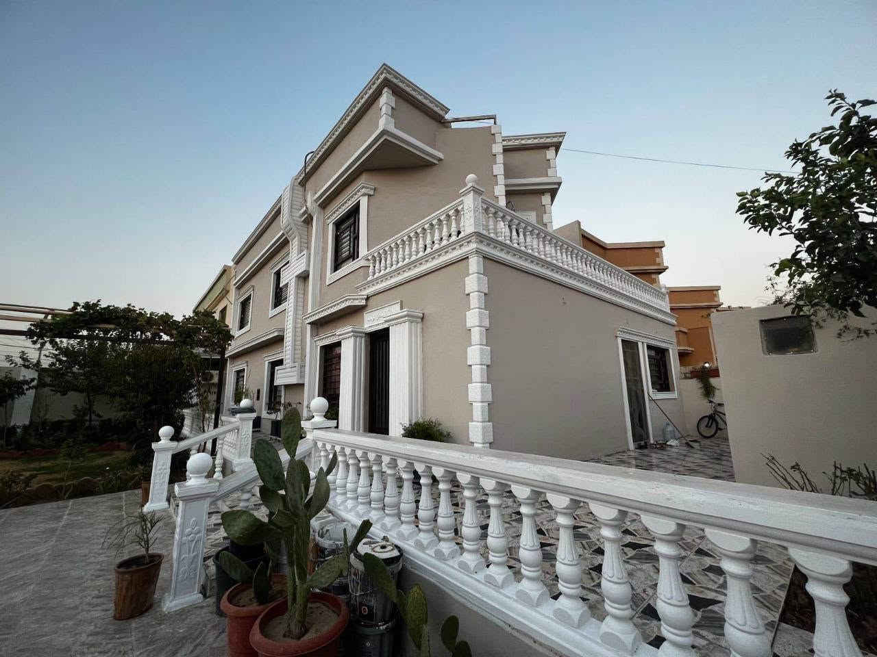 بيت للبيع في مجمع زيتون ستي 
ركن 200 متر ويا متروكه 290 متر
اربع غرف نوم 
كاونتر و سبالت ويا تفاصيل اكثر تواصل ***********
