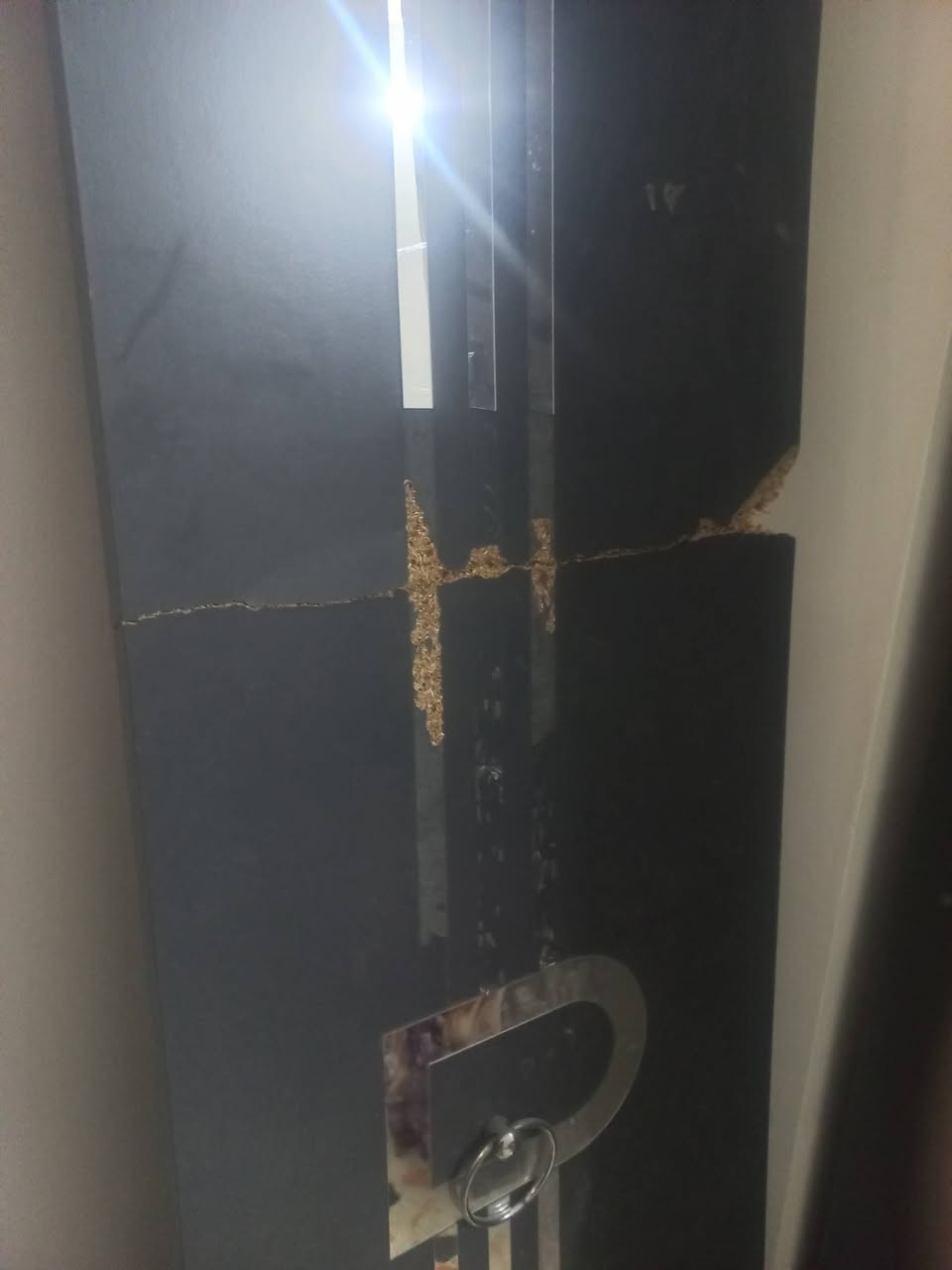 غرفه للبيع ٥ قطع التفاصيل كامله بلصور شوفهن واتصل مكاني سبع البور السوداني
بيهه اضرار موضحه شوف وقتنع وخابرني سعر هيه ودوشك ب٣٠٠ 
***********
