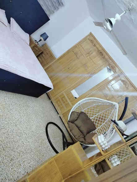 السلام عليكم   غرفة اخشاب للبيع خشب ثقيل جداً  حطاطه للبيع العنوان حي صدام  السعر مليون ونص قفل ***********
